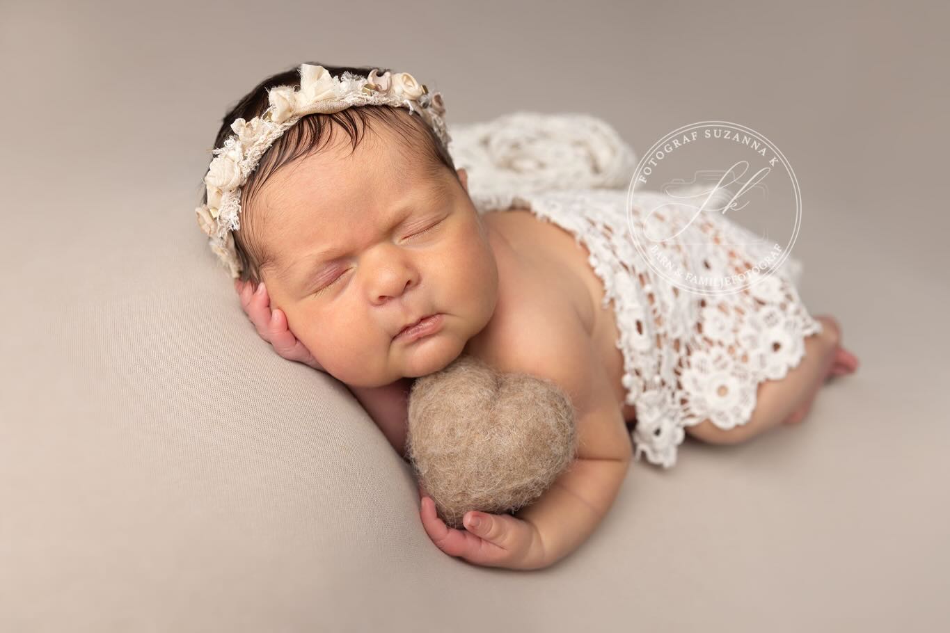 Igår fotograferade jag lilla Elouise 6 dagar. 2 år sedan fotograferade jag hennes storasyster Ophelia 8 dagar. ❤️ Swipe för att se storasyster i samma pose. ❤️ Är de lika? 💕Vill ni veta mer om nyföddfotografering? Skicka mig ett mail eller kika på min hemsida. Ett tips är att boka ditt bf i god tid då det är svårt att få en bra tid när bebis redan är född. ❤️#nyföddfotografering #nyföddfoto #fotografsuzannak
