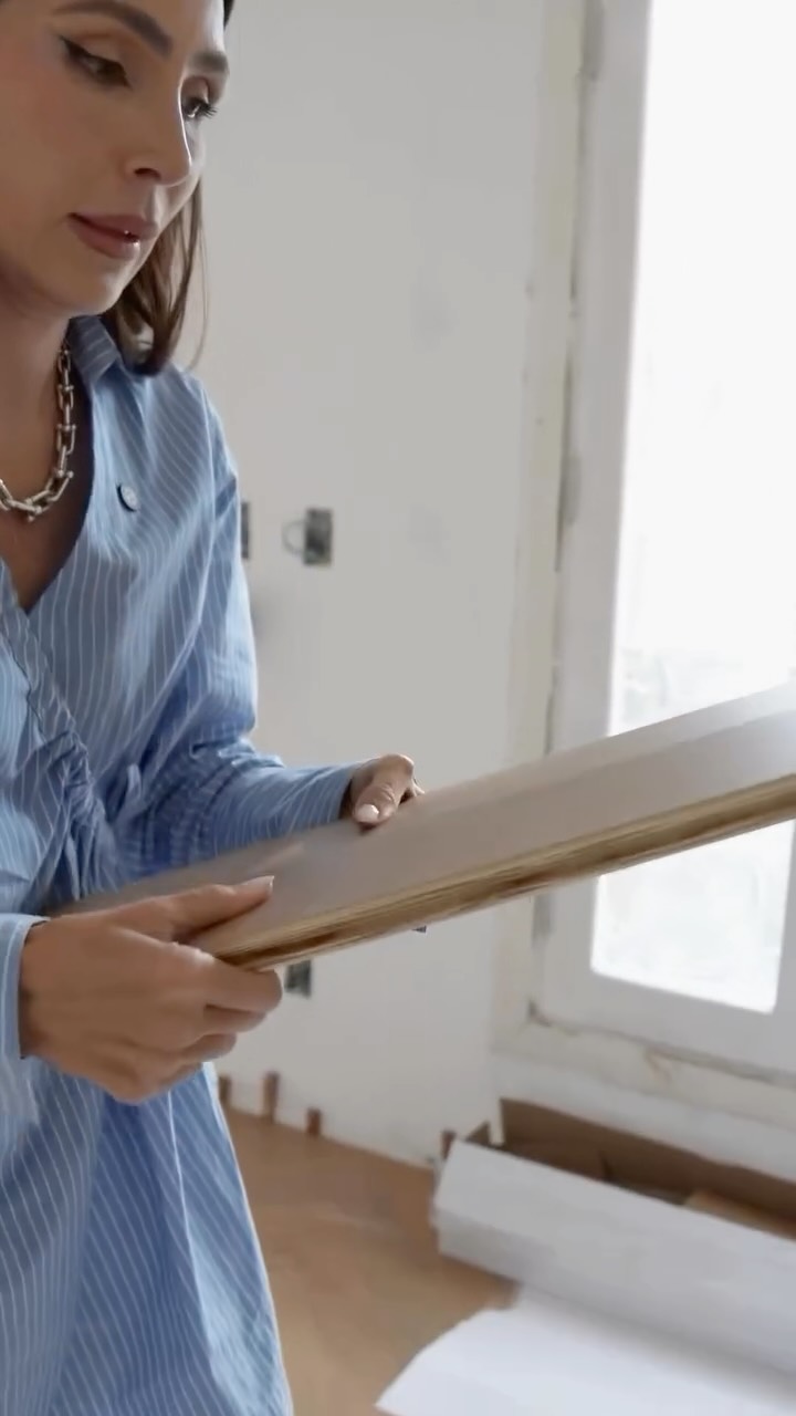 Repost @grupoindusparquet
Diário de Obra com @lalanoleto
O piso escolhido foi o Taco Tauari
Matte. Lindo, prático na instalação e perfeito pro dia a dia. É a escolha certa pra quem busca bom gosto e bem-estar no mesmo projeto.
Quer o seu?
Há 18 anos representamos a Indusparquet no Ceará com toda a linha de madeiras naturais.
Vem escolher com a gente.
#pisodeMadeira #Indusparquet
#Revestimentos #WoodFloors
#MadeiraNatural ArquiteturaCeara
TacoTauari