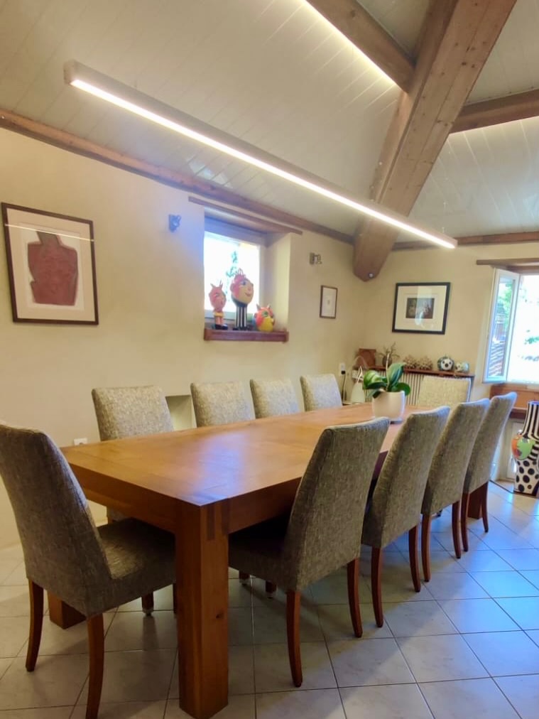 Changement de tissu et de garniture d’assise pour cet ensemble de 10 chaises de salle à manger dans un tissu chaleureux et texturé aux reflets légèrements dorés.
Parfaite harmonie avec cette belle table en bois massif.
Tissu @jabanstoetz Aqua clean Sidney
Demandez un devis
🔗Lien en bio