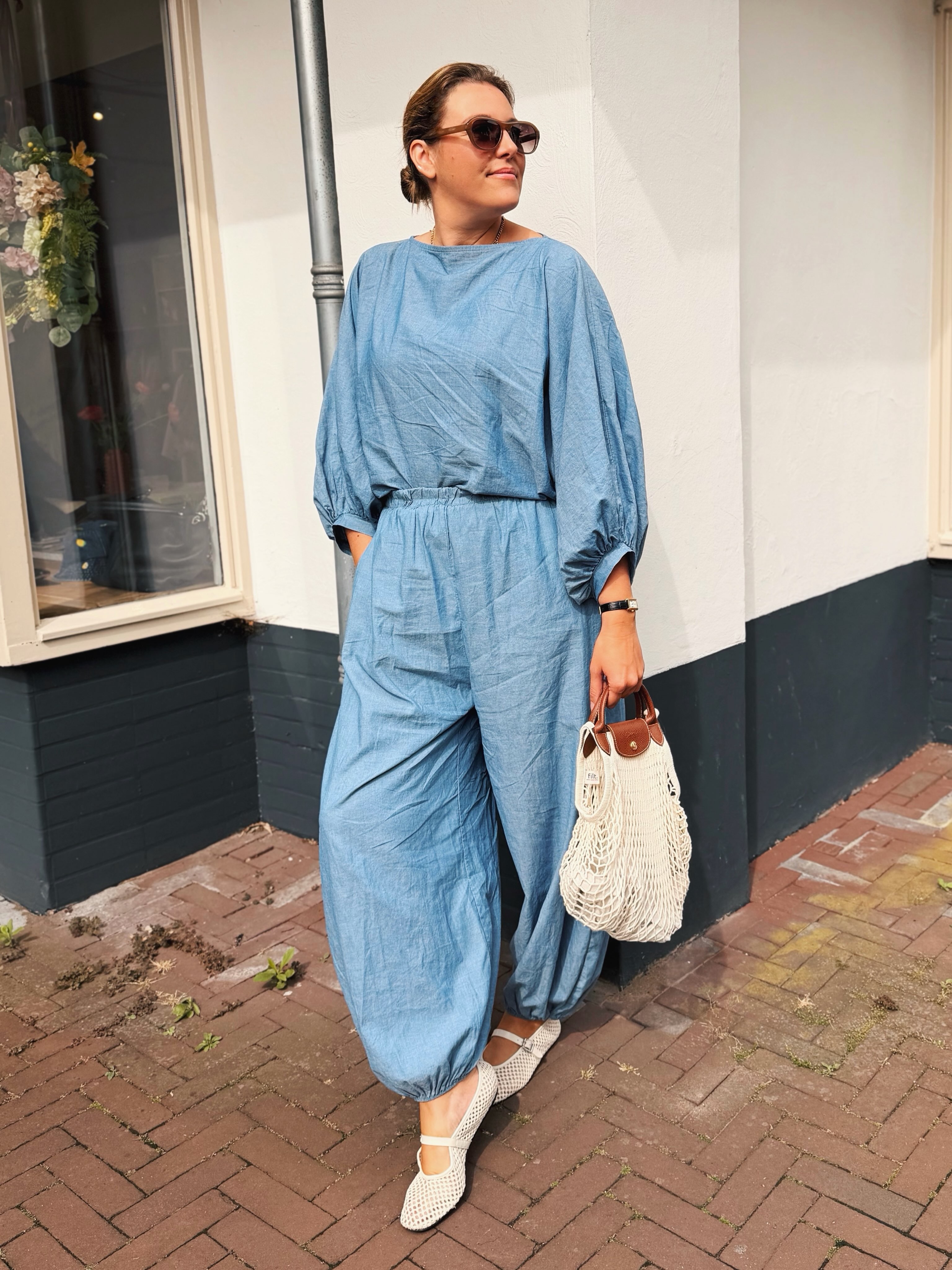 Een co-ord set die net zo comfortabel zit als hij eruitziet!🩵 Denim blue, mooie details, en een fijne pasvorm. Meer heb je niet nodig toch?