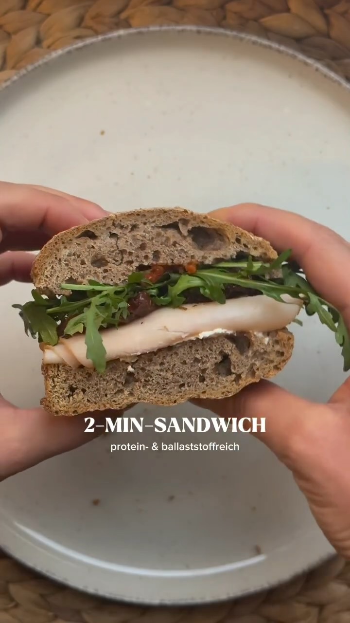 Es geht doch nichts über eine gute Stulle 🥪
Easy zum Vorbereiten & perfekt zum Mitnehmen! Liebe diese Kombi! Eine weitere Variante von vielen ☺️
Alles was du brauchst:
Vollkornbaguette (mein Rezept ist im Feed)
Frischkäse
Rotes Pesto
Putenbrust
Getrocknete Tomaten
Rucola
Dazu Rohkost deiner Wahl 🌶️🫑🥕
ENJOY!!😌
#sandwich #mealprep #schnelleküche #gesundeernährung #sporternährung