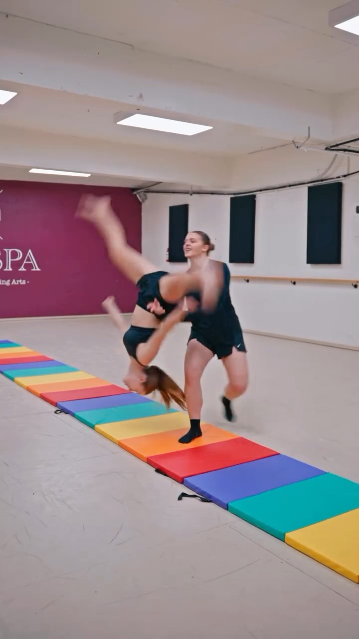 Senior acro lately!
Trying things, landing some, improving little by little, and getting a little more confident each round
See you in the studio ✨