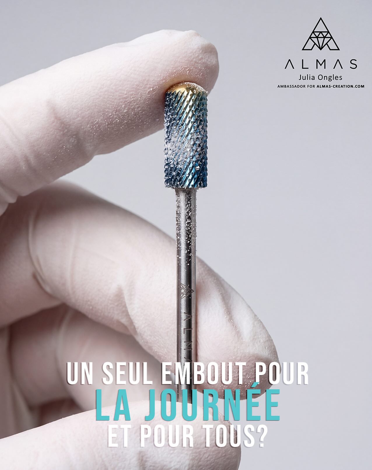 Imaginez : avec cet embout, on réalise d’abord une pédicure à une cliente, puis juste après… une manucure à une autre. 🫢
Et si la cliente précédente avait une petite blessure, un décollement, une inflammation ou une infection? Des micro-particules de peau, bactéries ou champignons peuvent rester sur l’instrument et être transmis au client suivant. ⚠️
❌ Une désinfection trop rapide ne rend pas l’instrument stérile,
❌ « L’embout à l’air propre » ≠ d’un embout sécurisé.
Les conséquences possibles? C’est très simple :
• des inflammations,
• des infections,
• des contaminations croisées,
• des transferts de bactéries entre pédicures et manucures.
➡️ La bonne méthode?
✔ Un embout stérile = un client!
Et vous, quel est votre protocole au quotidien? Abonnez-vous pour en savoir plus sur la sécurité et les bonnes pratiques en manucures/pédicures. 👀
#manucure #manucures #pedicure #pédicure #onglespro
