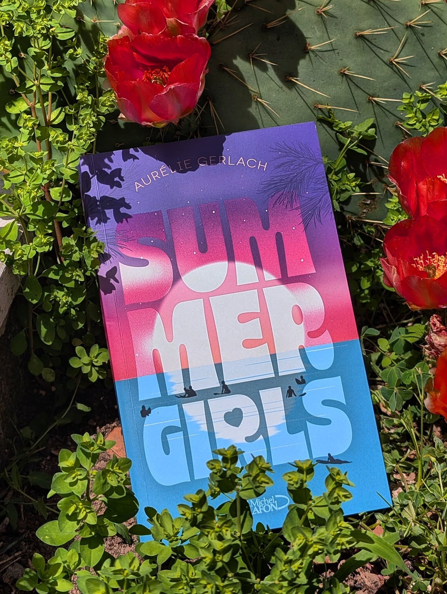 ✨ Summer Girl - Aurélie Gerlach ✨
Se pourrait-il que Summer Girl soit la lecture idéale pour accompagner l’arrivée des beaux jours ? C'est fort possible !
Il est difficile de survivre à des vacances en famille quand on a 16 ans, qu'on s'appelle Charlotte et qu'on a l'impression que sa vie est un enfer. Blessée par les remarques des autres et en manque cruel de confiance en elle, elle va pourtant être forcée de partir.
Mais lorsqu'elle découvre qu'elle pourrait rencontrer son auteur favori en remportant le concours Miss Summer, Charlotte décide de se lancer un défi qu'elle n'aurait jamais osé relever auparavant. Et qui de mieux que Skit, un surfeur aussi séduisant qu'agaçant, pour l'aider à se transformer ?
Voilà une très belle histoire qui va bien au-delà de la simple romance de vacances. Derrière les plages, le soleil et les premiers émois se cache un récit touchant sur l'acceptation de soi, du regard des autres et de son propre corps.
J'ai beaucoup aimé suivre l'évolution de Charlotte. Au fil des pages, elle apprend à se découvrir, à s'affirmer et à remettre en question toutes ces petites voix qui lui répètent depuis trop longtemps qu'elle n'est pas assez bien.
C'est aussi un beau rappel que l'on est souvent bien plus dur avec soi-même que les autres ne le sont réellement. Parfois, changer son regard sur soi peut déjà transformer beaucoup de choses.
L'ambiance du roman est résolument estivale et cela se lit avec beaucoup de facilité.
Le duo formé par Charlotte et Skit fonctionne très bien, même si leur dynamique reprend des codes assez connus du genre. Mais ici, ce n'est finalement pas ce qui compte le plus.
Alors si vous cherchez une lecture qui fait du bien, un roman positif qui parle de reconstruction, de nouveaux départs et d'amour de soi, vous pouvez foncer le découvrir chez @michellafonjeunesse !
#Bookstagram #SummerGirl #AurélieGerlach #RomanceYA #YoungAdult