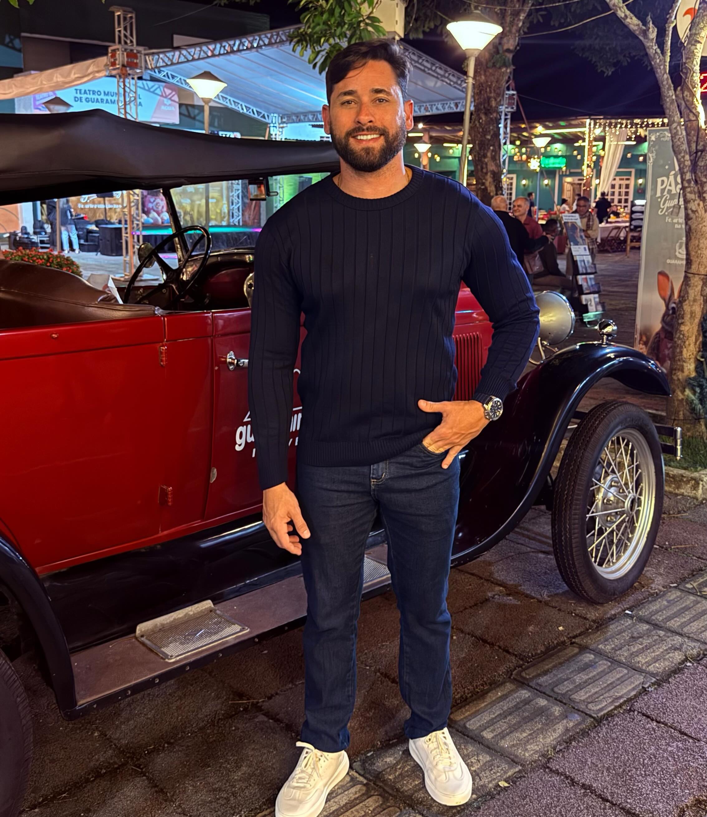 🔥 Elegância que chama atenção sem precisar exagerar. 🔥
O combo perfeito para quem valoriza estilo, conforto e presença em qualquer ocasião. A blusa de tricô canelado em tom escuro entrega sofisticação e caimento impecável, enquanto a calça jeans premium completa o visual com modernidade e versatilidade. Nos pés, o tênis branco traz aquele contraste que deixa o look atual e cheio de personalidade.