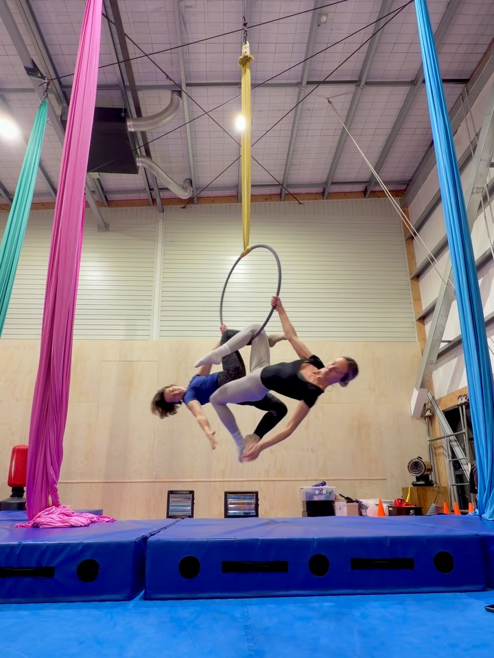 ‘Cause we danced on the floor in a round 🎵
@bethanygrogers and I have been working on a doubles hoop routine recently. I’m actually super stoked we haven’t finished it yet ✨ We’re still chopping and changing a few parts, but here’s how it’s looking right now.
So much progression with these moves ❤️ I love that hoop training has become doubles work (well for me, it has 🤭) And who’d have thought accidentally switching to a small hoop would have been the right thing ⭕️ Maybe we’ll turn this into a little performance now… the Michael movie and Billie Jean has done something to me 😂, I’m telling ya!
#doublesroutine #doubleshoop #circushoop #aerials #lyra