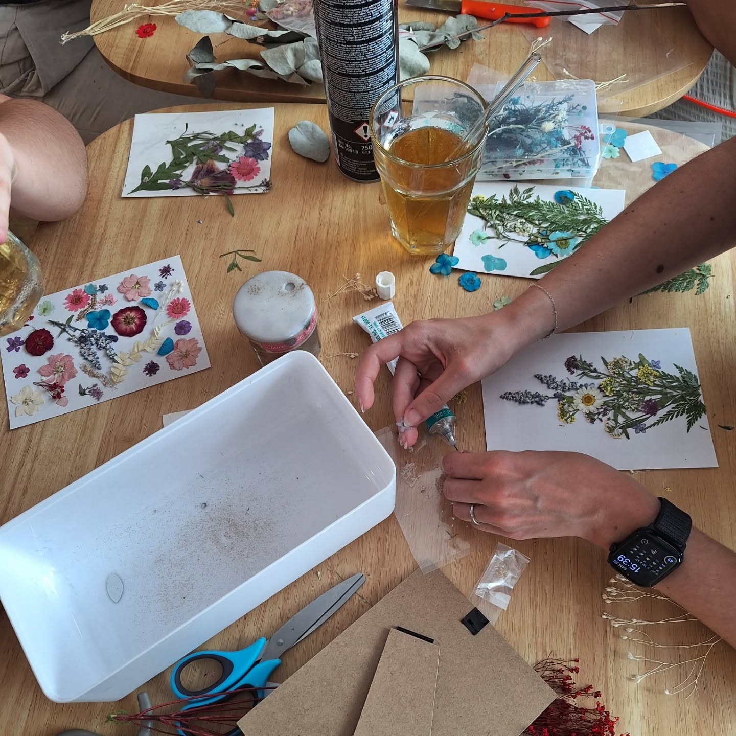 * Retour sur l'atelier fête des mères *
Merci aux 6 personnes qui ont participé avec leurs sourires et leurs bonnes humeurs à l'atelier de samedi dernier.
Des cadres fleuries, de styles differents mais créés par chacune suivant sa personnalité et ses goûts.
Merci à la @romance_librairie_cafe pour leur accueil.
Le prochain atelier est l'atelier cloche de fleurs séchées le jeudi 25 juin à 16h.
Il reste des places, penses à t'inscrire 🌸
#atelierflorale #ateliervalence #valence #moment