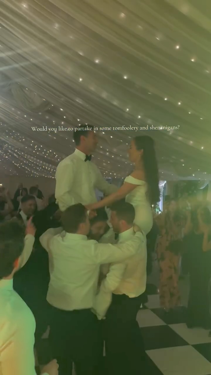 We don’t do demure and mindful around here 👀
#irishweddingband #weddingbandireland #irishwedding #weddingband #weddingbandsireland