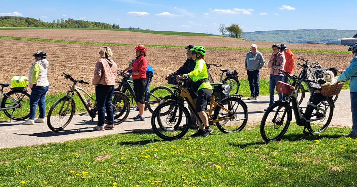 Am Sonntag den 21.6.bietet der Heimat und Verkehrsverein Bösingfeld wieder eine geführte Radtour an. Treffpunkt ist die Wanderlinde am Kreisel in Bösingfeld. Ca.60 Km.Es geht Richtung Brakenberg, Silixen nach Möllenbeck .Von dort über Rinteln, an der Weser entlang, nach Grossenwieden. Einkehr im Kastanienhof ist geplant. Gestärkt geht es bei Hessisch Oldendorf über die Weser, Richtung Lachem. Pessinghausen, Posteholz, Flakenholz,zurück nach Bösingfeld. Es wird geraten, etwas zu trinken mitzunehmen.
