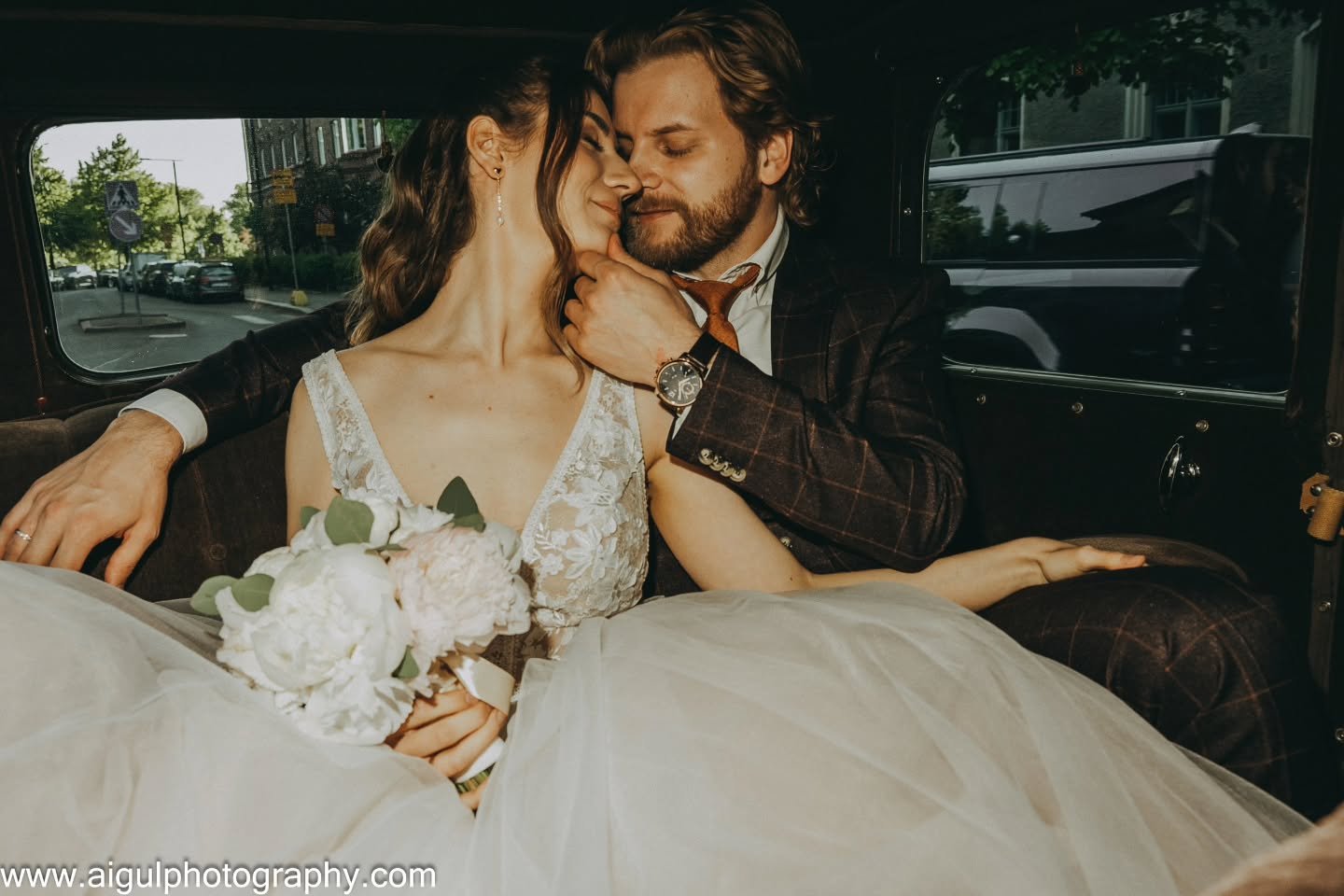 Beautiful bride @25_anastasiya_25 in a wedding gown by @angelabianca.bridal
Mua @juliakiuru_beauty
Hair @valentynagusar_hairstylist
Pearl jewelry @arevlaakso
Flowers @botanica_fi
Photo @aigulphotography
#weddinginspo #hääpukuhelsinki #hääpuku #morsian #häät