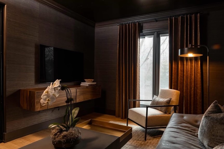 Sometimes the most interesting applications are the unexpected ones and @iheartspaces did just that.
This moody media room features @yomatextiles Glacé in bronze used as drapery. The glazed finish creates a subtle leather-like effect that adds depth, texture, and just the right amount of sheen.
Designer @iheartspaces