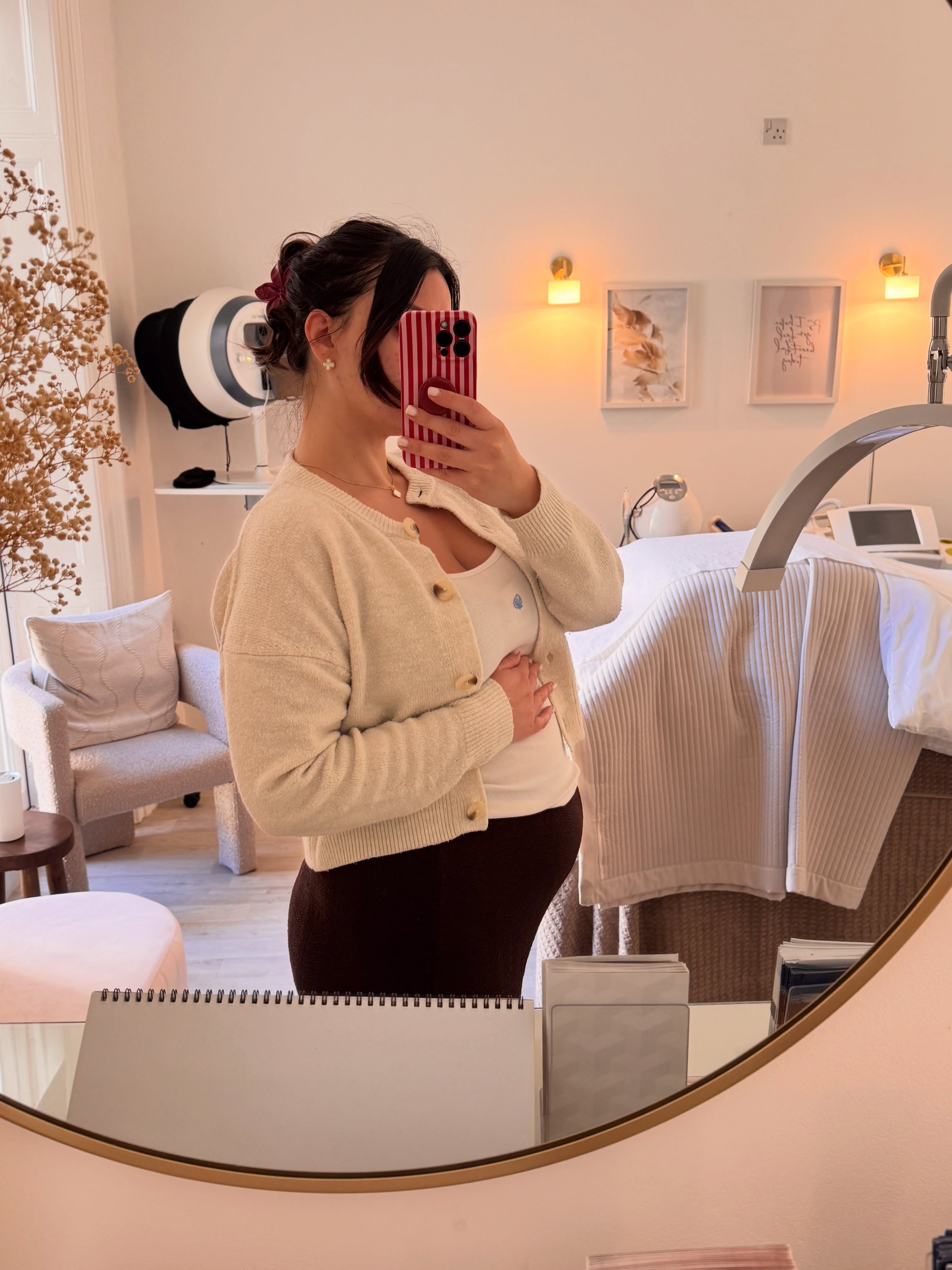moments of may 🧘🏻♀️
clinic days, london training and events, gorgeous skins treated, beautiful flowers gifted & lots of resting! 9 working weeks left 🌷🤍