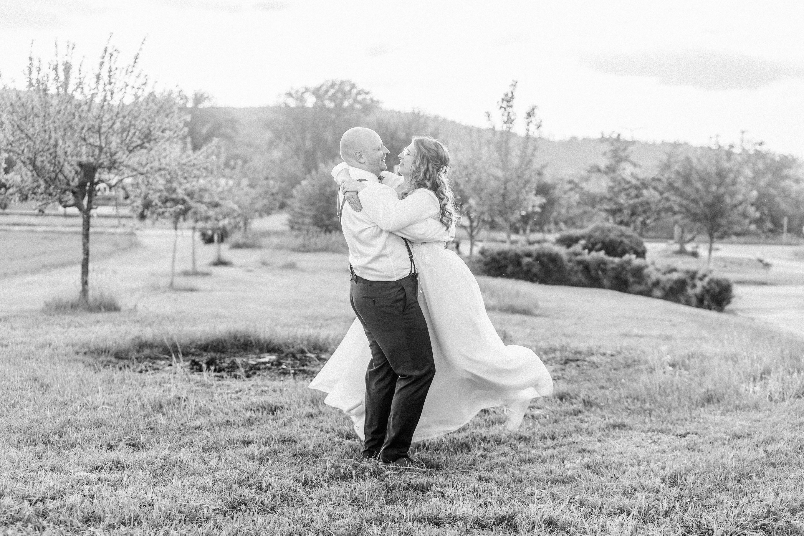 Nina & Valentin 🤍
Manche Begegnungen berühren das Herz – und eure gehört definitiv dazu. ❤️
Es war für mich etwas ganz Besonderes, euch an diesem einzigartigen Tag begleiten zu dürfen, eure Liebe festzuhalten und die vielen kleinen und großen Momente mitzuerleben, die eure Geschichte so besonders machen.
Liebe Nina, lieber Valentin, ich wünsche euch für euren gemeinsamen Weg von Herzen alles Liebe dieser Welt – unendlich viele glückliche Momente, Vertrauen, Gesundheit, gemeinsame Abenteuer und eine Liebe, die mit jedem Tag noch stärker wird. 💍🤍
Danke, dass ich euch kennenlernen und einen Teil eurer wundervollen Reise begleiten durfte. Die Erinnerungen an euren besonderen Tag werden mir noch lange in Erinnerung bleiben.
Auf eure gemeinsame Zukunft und viele glückliche Jahre voller Liebe. ✨🥂
#Hochzeit #Brautpaar #juliaknoerzerfotografie #wedding