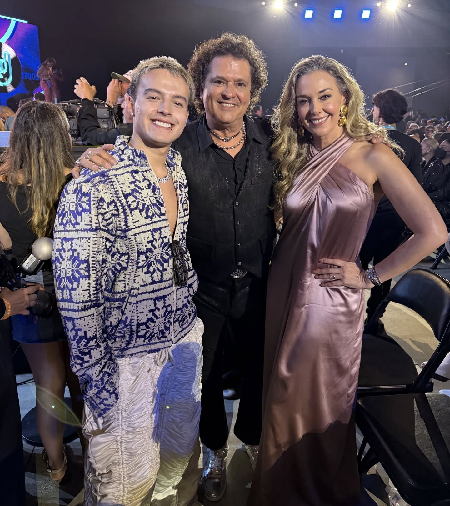 Juanse Laverde presente en Puerto Rico 🇵🇷 en los Premios @premiostumusicaurbano junto a Carlos Vives y Claudia Helena Vásquez. Un evento que reúne a iconos de la música urbana y latina.
@juansehdk
@juansehdk_fan_canada
@juanse__laverde
@carlosvives
@grandeseventospr
@paolitapaito
