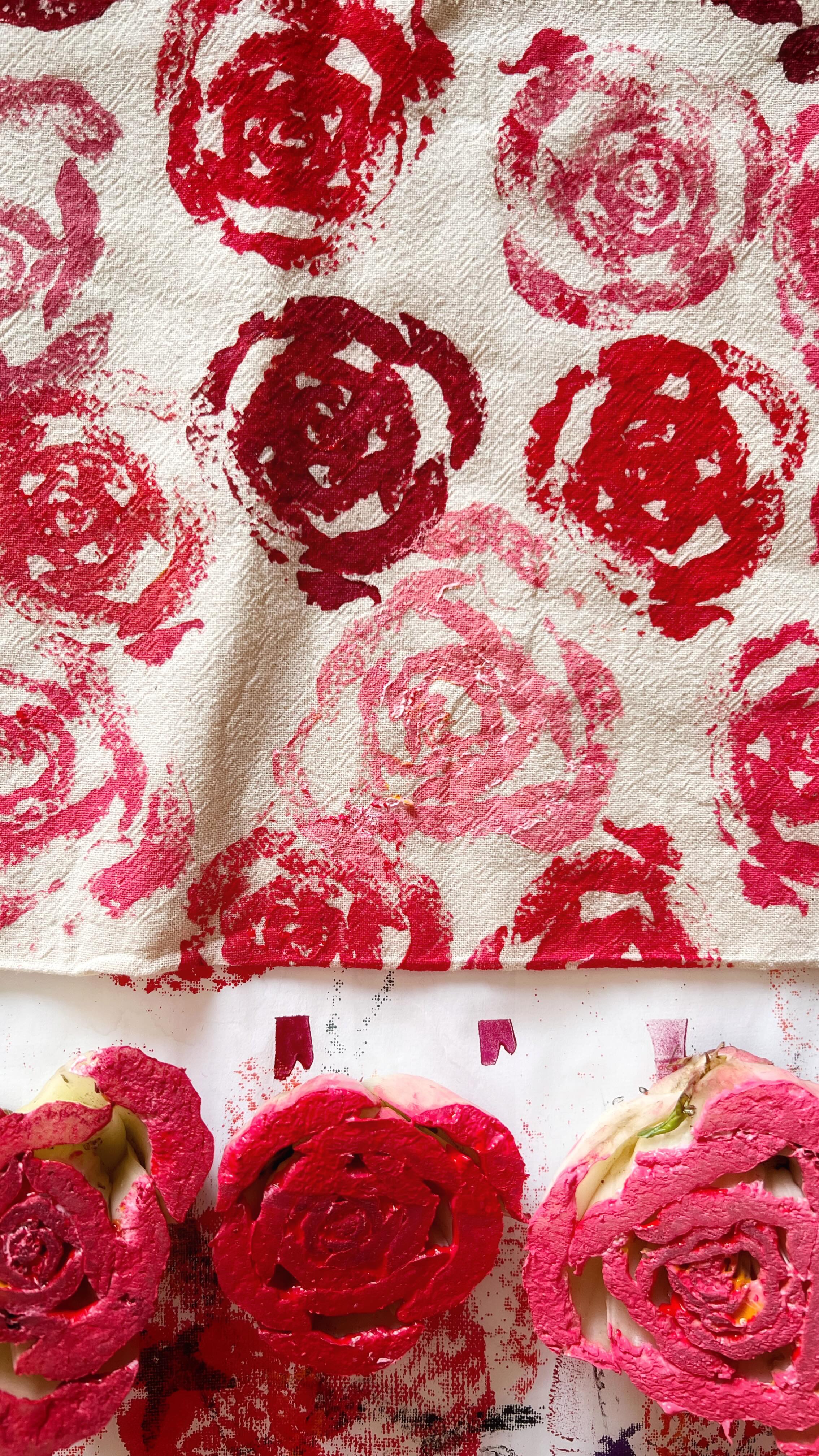 🌹 🥬 Se per il Maestro Bruno Munari le rose erano nell’’insalata, per noi di #reggioemilia le rose stanno nei gambi delle bietole per l’#erbazzone anche dette “Bietole da taglio” o “bietole da foglia”. Con quella tipica costa bianca, coriacea e spessa, che è fondamentale per il sapore dei nostri piatti tipici.
E tu hai mai provato?
Dai un’occhiata a Bruno Munari, rose nell’’insalata per altre idee per decorare con le verdure
