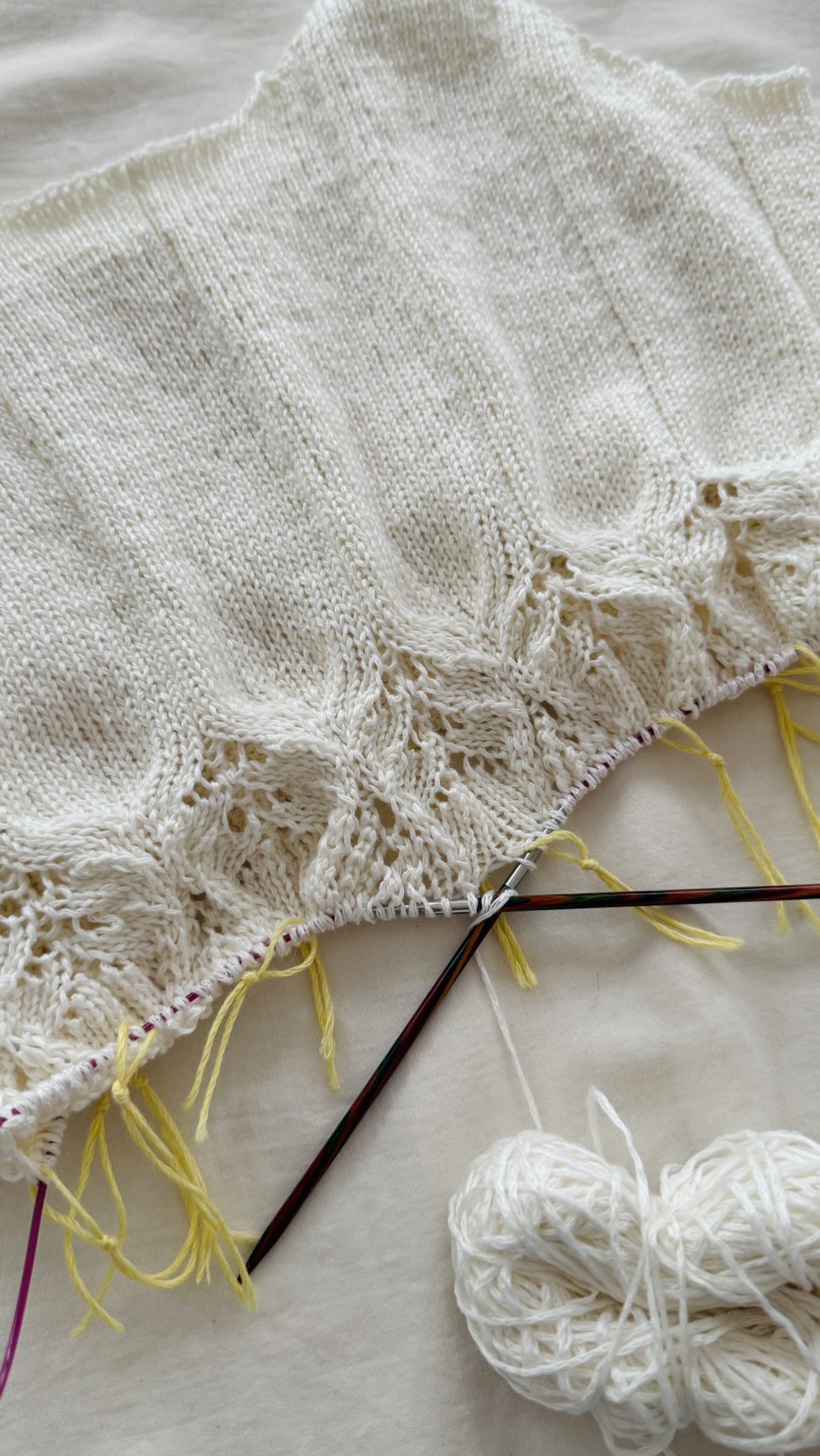 Let’s do the most important step to finish off my new favorite summer garment: wash and block it ✨
.
.
.
Pattern in progress by me - #electrinetop - and coming mid July
.
Yarn: Summer Cashmere in the shade Weiss by @lanagrossa
.
Advertising
.
#knitting #knittingaddict #knittinginspiration #stricken