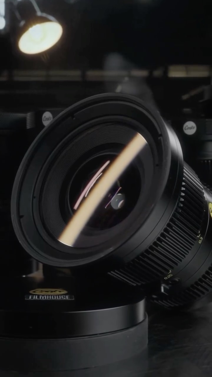 Kit Cooke SP3 completo na Filmhouse 🥰
O famoso “Cooke Look” de mais de um século de tradição britânica, agora em corpo full frame leve e compacto, feito sob medida para as mirrorless de hoje. Aquela assinatura que todo mundo reconhece: contraste macio, transição de foco orgânica e tom de pele que parece pele de verdade.
Mecânica de cinema com abertura T2.4 constante em todas as focais e mounts que você troca conforme o corpo: E-Mount, RF e L-Mount.
✔️ 18mm T2.4
✔️ 25mm T2.4
✔️ 32mm T2.4
✔️ 50mm T2.4
✔️ 75mm T2.4
✔️ 100mm T2.4
✅ Cobertura full frame, círculo de imagem de 43,3mm
✅ T2.4 fixo do começo ao fim do set
✅ Três mounts intercambiáveis: E, RF e L
✅ Rosca de filtro padronizada em 77mm (by Simmod)
✅ Engrenagens cine 0.8 pitch em foco e íris
✅ Corpo enxuto, de 520g a 690g por lente
✅ Íris de 9 lâminas para um bokeh redondo e suave
✅ 160° de curso de foco para puxadas precisas
✅ Mesma resposta mecânica e óptica entre todas as focais
✅ DNA Cooke: pele natural, flares elegantes e textura viva
Faça já a sua reserva!
📞 +11 95227-5242 (WhatsApp)
📧 atendimento@filmhouse.com.br
#filmhouse #cookeoptics #cookesp3 #cookelook #cinematografia fullframe