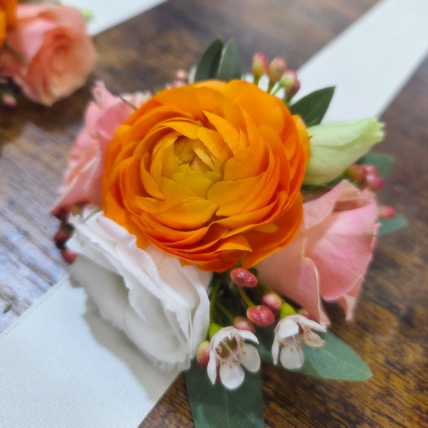 Wrist corsages that make a statement 🧡 Stepping up the traditional wrist corsage with an elegant ribbon base and designed with premium ranunculus, spray roses, and lisianthus!
PS....just wait till you see the bridal bouquet, OMG!