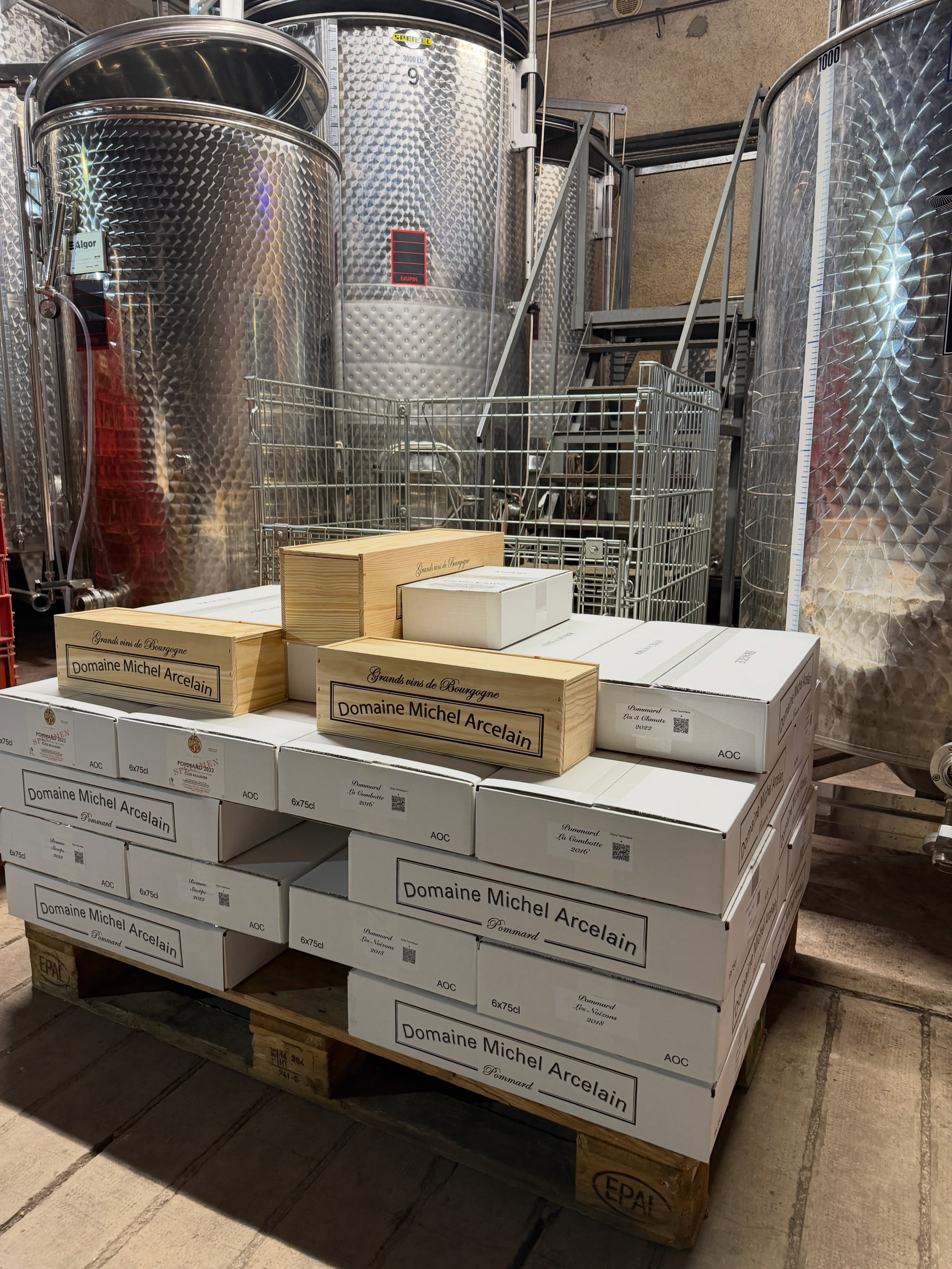 📦🍷 Du domaine jusqu’à votre cave… chaque bouteille suit un parcours bien précis !
Swipez pour découvrir les coulisses de nos expéditions 👉
1️⃣ Une commande prête à prendre la route vers l’un de nos clients en France 🇫🇷
2️⃣ Un Magnum de Pommard 1er Cru 🍷
Parce que certains moments méritent un format d’exception.
3️⃣ Un Jéroboam de Pommard Trois Climats 🍇
Une bouteille spectaculaire qui attire toujours les regards et sublime les grandes tablées.
4️⃣ Notre espace de préparation 📦
C’est ici que chaque commande est soigneusement contrôlée, emballée et préparée avant son départ.
Derrière chaque colis, il y a beaucoup d’attention pour que nos vins arrivent dans les meilleures conditions, prêts à être partagés et dégustés 🍷✨
❓Et vous, quel est votre format préféré :
🍾 Bouteille classique
🍷 Magnum
🏆 Jéroboam
#Pommard #BourgogneWine #WineLover #WineLife #Magnum 🍇🍷📦🇫🇷