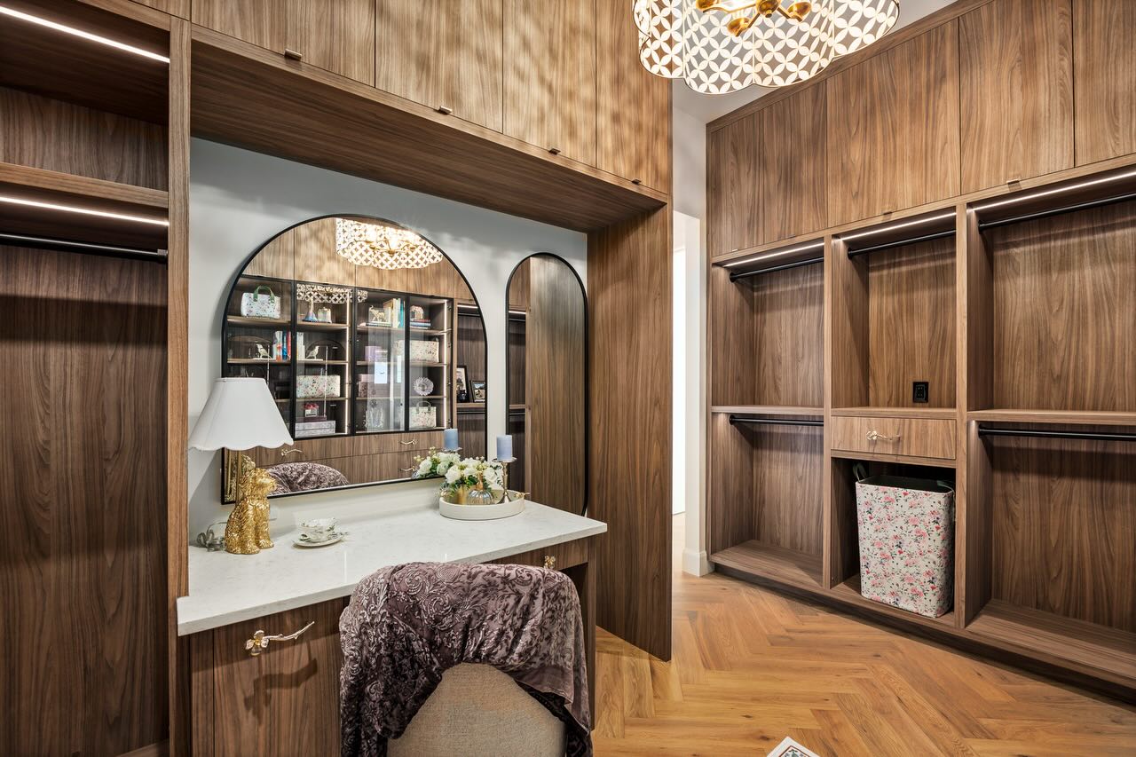 This hers closet is the perfect mix of fashion, fun and functionality.
Between the most gorgeous @cartwrightlighting chandelier, floral handles and dedicated vanity what more could a girl dream for?
custom build | dream home | yyc builder | calgary homes | luxury builder