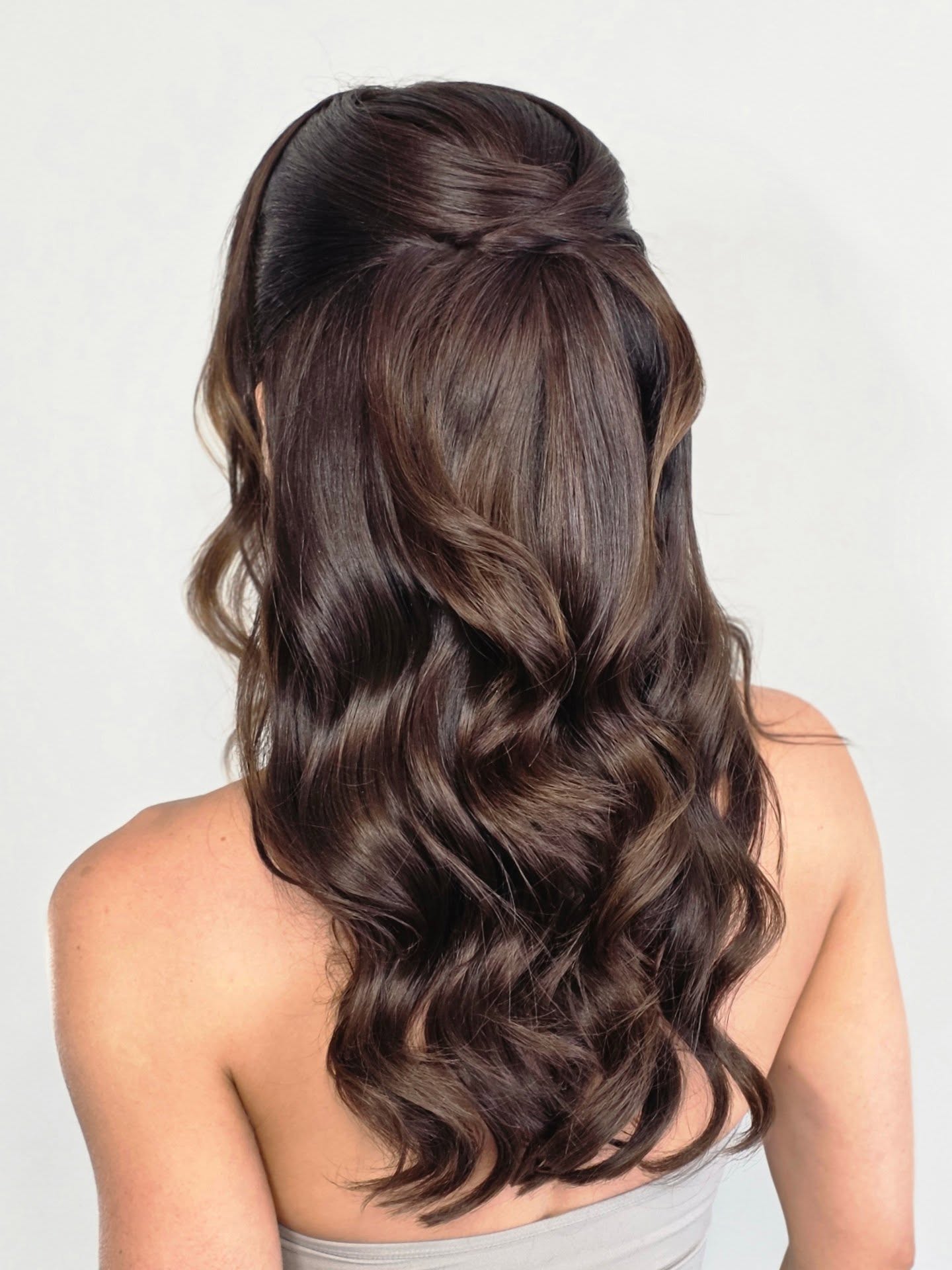 Just over here bringing your Pinterest Board hair goals to life 🎀✨️🤍
.
Lovvvvvved this morning so much,
Yap, yap, yap & halfs ups on tap.
Blessed to be able to get so many of you ready for such special occasions 🫶 the trust, recommendations and support means the WORLD.
.
#halfupinspo #halfuphair #hairgoals #hair #weddinghairstylist