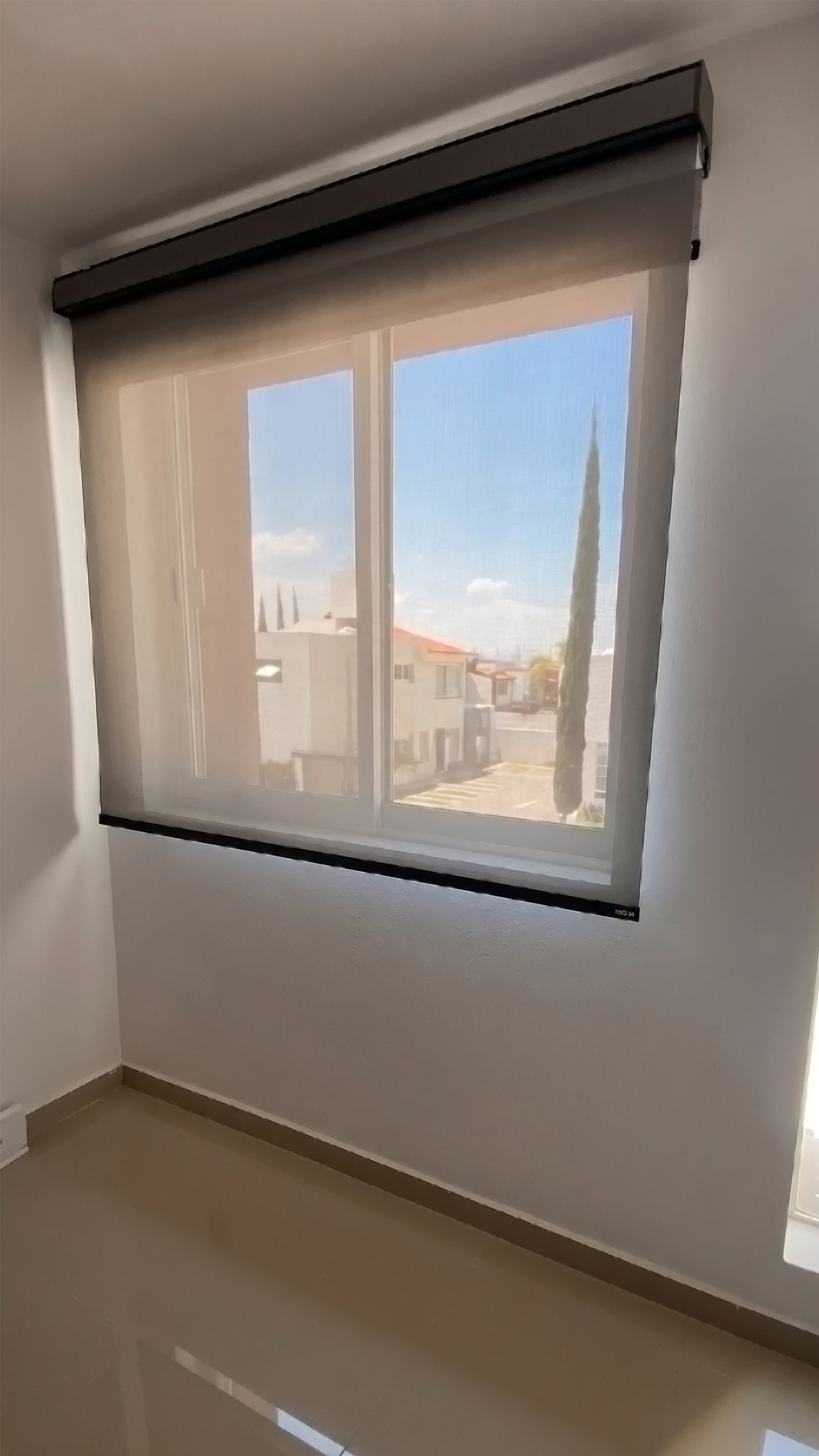 Las persianas motorizadas son mucho más prácticas de lo que imaginas.
Son una excelente opción para ventanas altas o espacios donde abrir y cerrar persianas manualmente termina siendo incómodo. Además, puedes controlarlas con control remoto, aplicaciones o incluso Alexa, dependiendo del sistema que elijas.✨
🏡 También ayudan a que el espacio se sienta más moderno, limpio y funcional.
Y aunque muchas personas piensan que son únicamente para proyectos enormes o muy costosos, hoy existen opciones mucho más accesibles para diferentes tipos de espacios.
Son de esos detalles que, una vez que pruebas, realmente hacen la diferencia.
Envíanos un mensaje al 442 592 6041 por WhatsApp o agenda una visita para asesorarte. 📲
#CasaDecoración #PersianasMotorizadas #SmartHome #DiseñoDeInteriores #Interiorismo