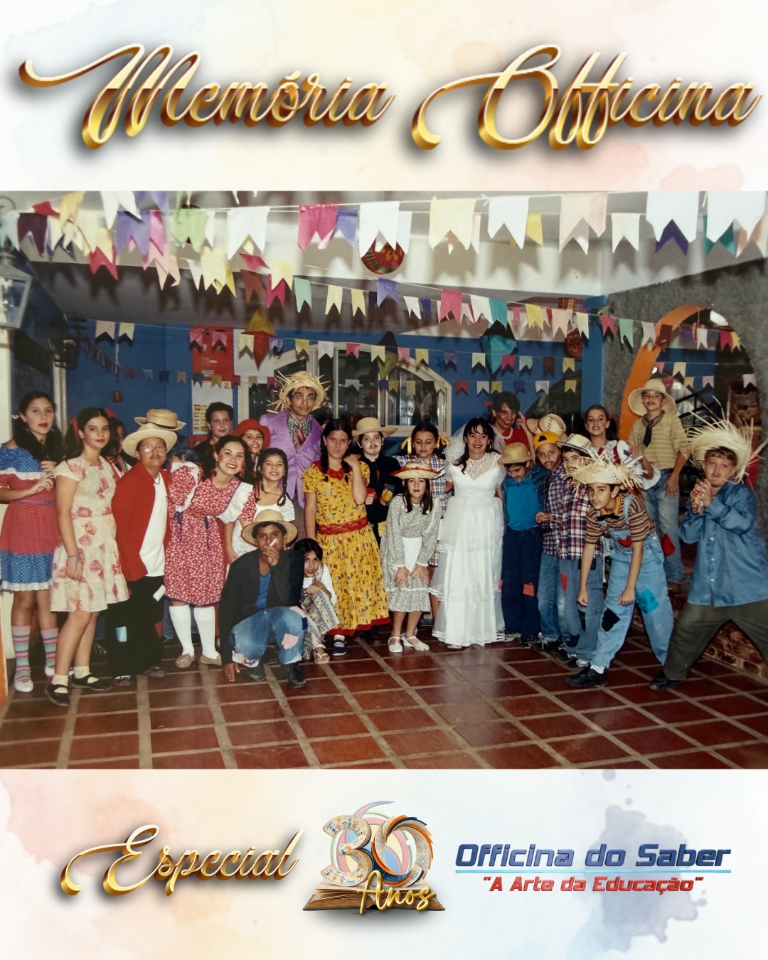 MEMÓRIA OFFICINA - FESTA JUNINA DE 2005 ⏳
O tempo voa, mas a nossa essência permanece! ✨
Olhar para essas fotos de 2005 é como abrir um baú de memórias cheias de afeto. Naquela época, a Officina do Saber ainda dava passos firmes rumo ao futuro, e a nossa tradicional Festa Junina já era o coração do ano letivo. Reparem nos sorrisos, nas camisas xadrezes improvisadas, nas trancinhas e na simplicidade daquela celebração que, mesmo menor em proporção, já transbordava a alegria e a união que nos definem.
De lá para cá, muita coisa mudou. Este ano, em 2026, celebramos com muito orgulho os nossos 30 anos de história! Hoje, a nossa escola cresceu, se modernizou e ganhou novos espaços. O pátio ficou maior, a nossa comunidade se multiplicou e, claro, a nossa Festa Junina acompanhou esse ritmo. O que antes era uma comemoração intimista, hoje se transformou em um evento grandioso, com superproduções, quadrilhas animadas, muito mais barracas e uma energia que contagia toda a cidade!
Mas sabe o que é mais bonito? Ao olhar para o brilho nos olhos dos alunos nas fotos de 2005 e comparar com o entusiasmo dos estudantes de hoje, percebemos que a nossa essência continua exatamente a mesma. O carinho, a tradição e o espírito de família que nasceram lá atrás continuam vivos em cada canto da Officina do Saber.
#Officina30Anos #FestaJunina #MemóriaOfficina #CarangolaMG #Carangola