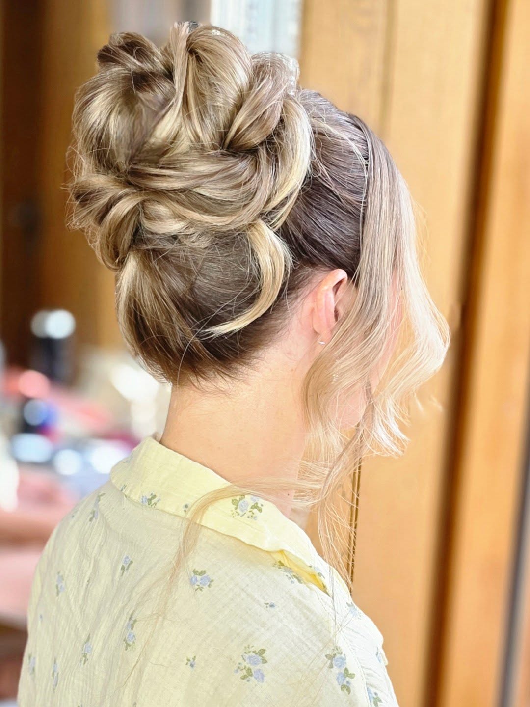 One pic wonder 🎀✨️
Normalising sharing just one photo of a style I've created that I love ❤️
Imagine this being your Bridesmaid Hair 💭👌🌸
Effortless piled high updo 🤝
.
#bridesmaidhair ##hairup #midlandswedding #midlandsweddings