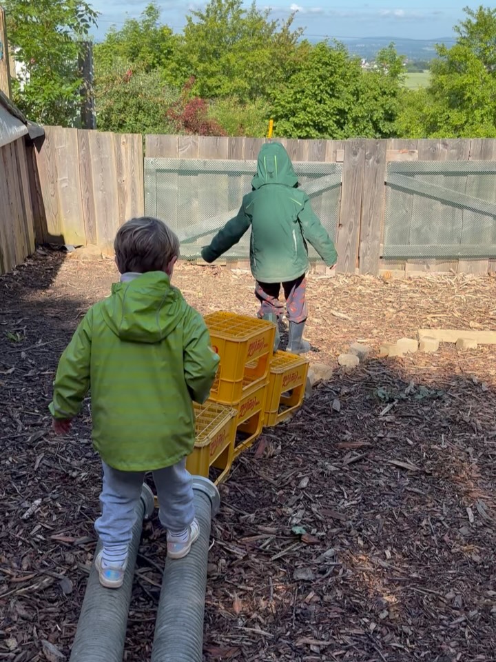 Heute haben die Kinder gemeinsam mit Unterstützung einen Parcours entworfen gebaut und abgelaufen. #parcours #wald #waldkindergarten #erlebnispädagogik