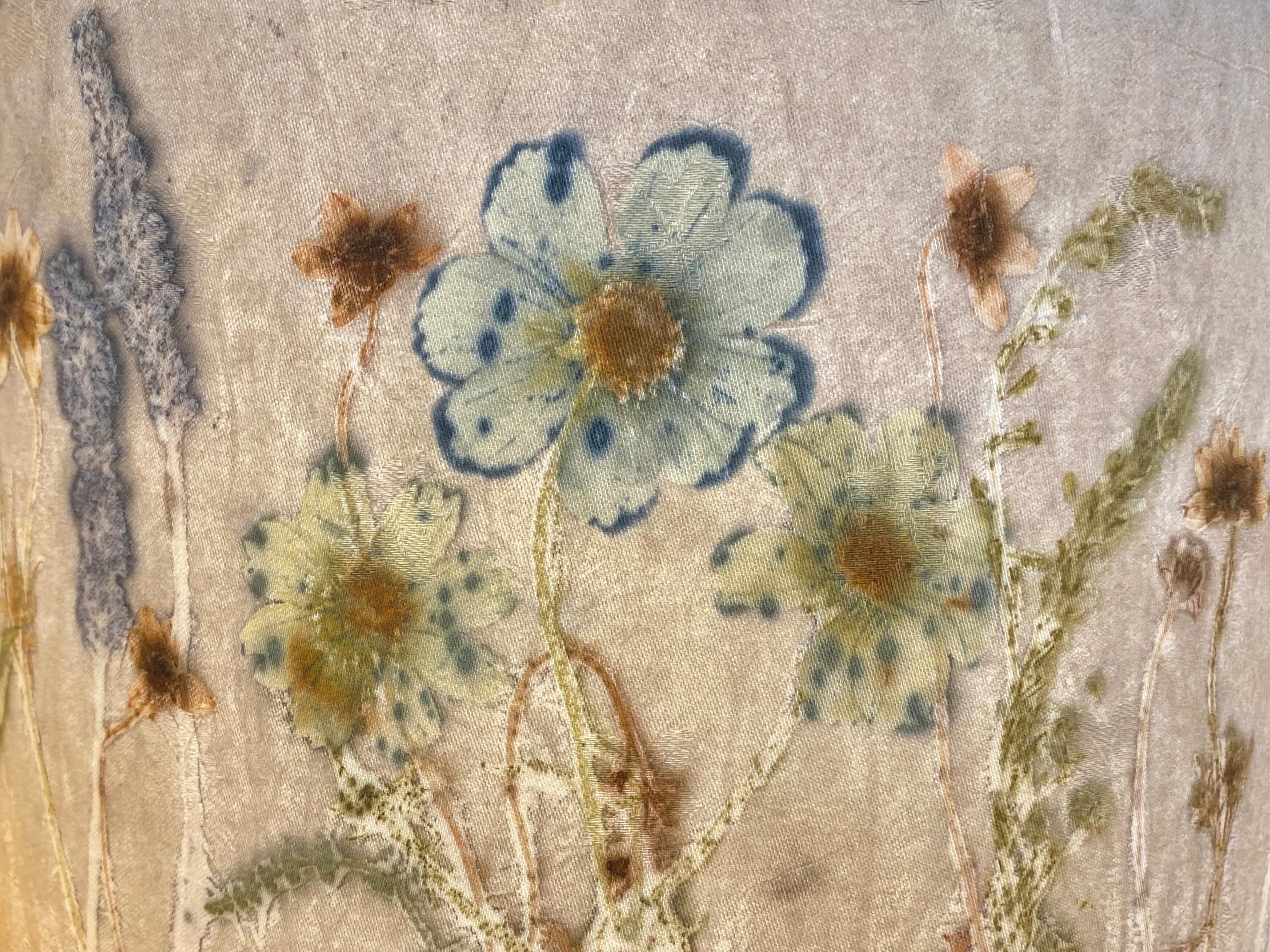 We are restocked with Di Keelan’s wonderful shades. Hurry if you’d like one… they won’t hang around for long.
Di is one of our super-local Winchcombe based makers producing these stunning botanical prints with foliage from her garden.
Chiming beautifully in the window with stoneware flower bird baths by @tarajaneceramics
Open Tues-Sat 10am-4pm
Swift Art & Design
18 High Street
Winchcombe
GL54 5LJ
#supportindependent
#swiftartanddesign
#winchcombeshopping
#visitwinchcombe