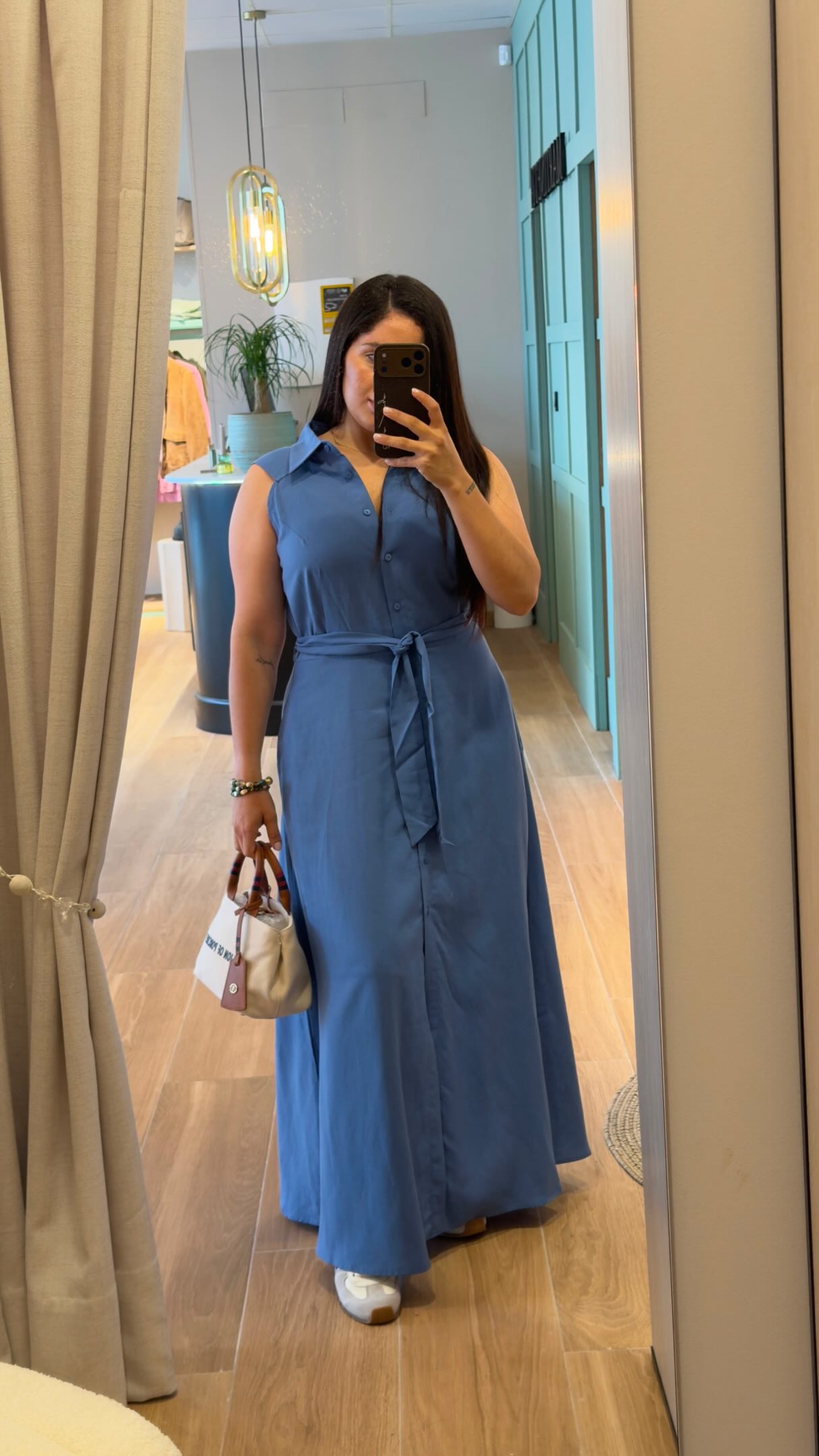 Un look que demuestra que la elegancia está en los detalles ✨
Hoy os enseño este total look de Lion of Porches que me tiene enamorada: un vestido camisero súper versátil, combinado con un mini bolso de mano y unas zapatillas que aportan el equilibrio perfecto entre comodidad y estilo.
Perfecto para esos días en los que quieres sentirte arreglada sin renunciar a la comodidad 🤍
Disponible en Web✨
¿Cuál es vuestra pieza favorita del look? 👇
#LionOfPorches #TotalLook #pontevedra
#OutfitInspiration styleinspo