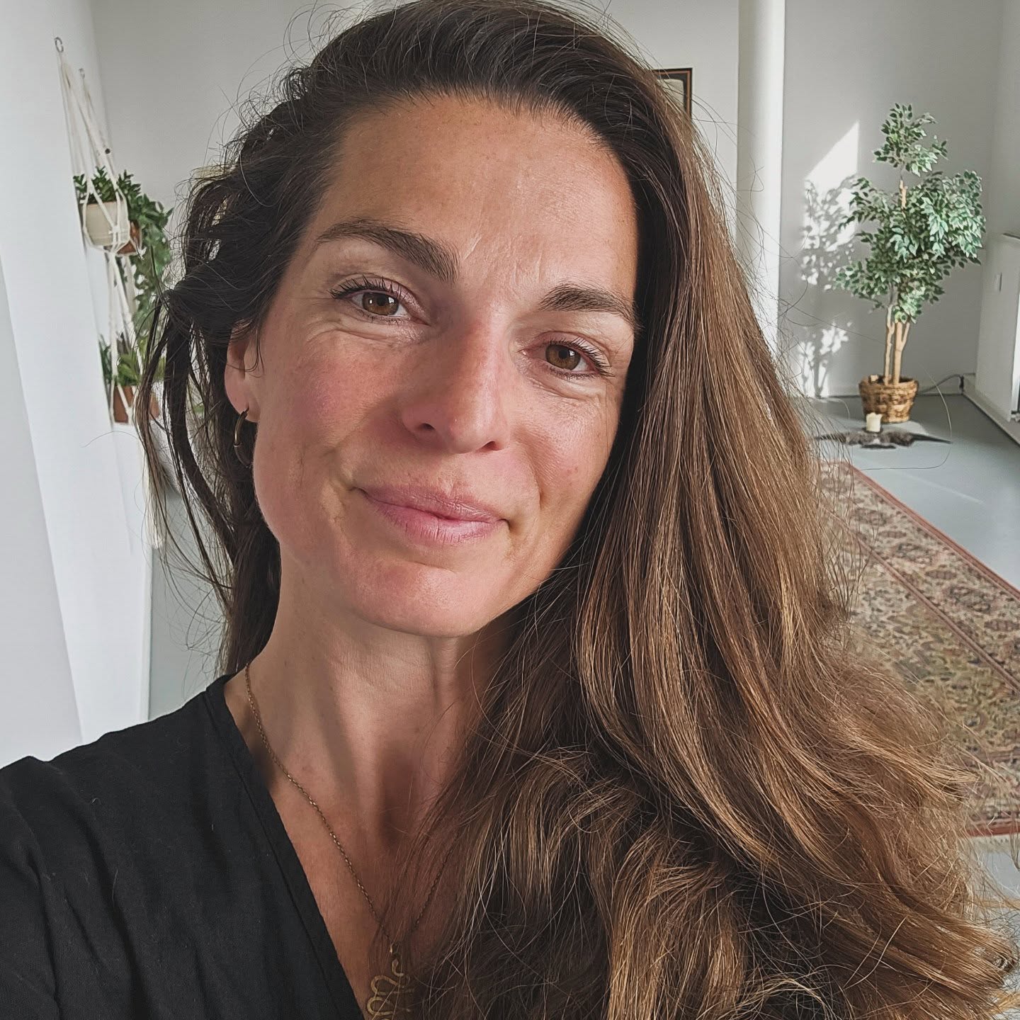 :》》 De stilte doet me goed.
Na een jaar volop 'aan' te hebben gestaan, in mijn nieuwe rol als moeder en in het hosten van een aantal waanzinnig mooie retreats voor vrouwen, werd ik na mijn laatste retreat in Nederland echt uitgenodigd om even niks te 'moeten'.
Dus voorlopig staan er nog geen grote events in de agenda, want dat zou betekenen dat mijn aandacht daar weer volop naartoe gaat.
Nu ik meer in de rust zak en vanuit die verstilling dagelijks in voel wat er door me heen wil bewegen, merk ik dat de energie en inspiratie ook weer begint te stromen.
Zo ben ik weer verder gaan schrijven aan mijn boek, die er echt een keer gaat komen. Misschien deel ik hier binnenkort wel meer over, als ik voel dat ik zo ver ben.
Het boek is deel autobiografisch en ik schrijf over mijn reis van kind tot de vrouw die ik vandaag de dag ben.
Door hier weer over te schrijven, voel ik weer meer verbinding ontstaan met wie ik in essentie ben én waarom ik hier ben.
Het geeft richting en het brengt nieuwe stroming van creatieve levensenergie.
In deze Rite of Passage, ben ik aan het shiften van volledig met mijn aandacht, lichaam en energie aanwezig zijn bij mijn dochter naar haar iets meer loslaten en daarbij mezelf als vrouw weer gronden.
Wie ben ik nu als Vrouw van de Aarde, terwijl ik ook de rol van moeder draag?
Het is zo'n bizarre reis voor een moeder.
Eerst beweeg je door de 'rite' (transitie) van je oude zelf loslaten naar het worden van een moeder, daarna beweeg je naar het zijn van een moeder en heb je dat te wortelen en daarna begint weer de reis ook je eigen -ik- opnieuw te vinden.
Want ja, ik ben niet alleen moeder. Ik ben ook Yolentha en ik ben ook een Vrouw van de Aarde.
Ik zit nog volop in deze transitie en ik voel me dankbaar dat ik er bewust en met aandacht doorheen kan bewegen.
Zijn er moeder die zich hier in herkennen?
🤍