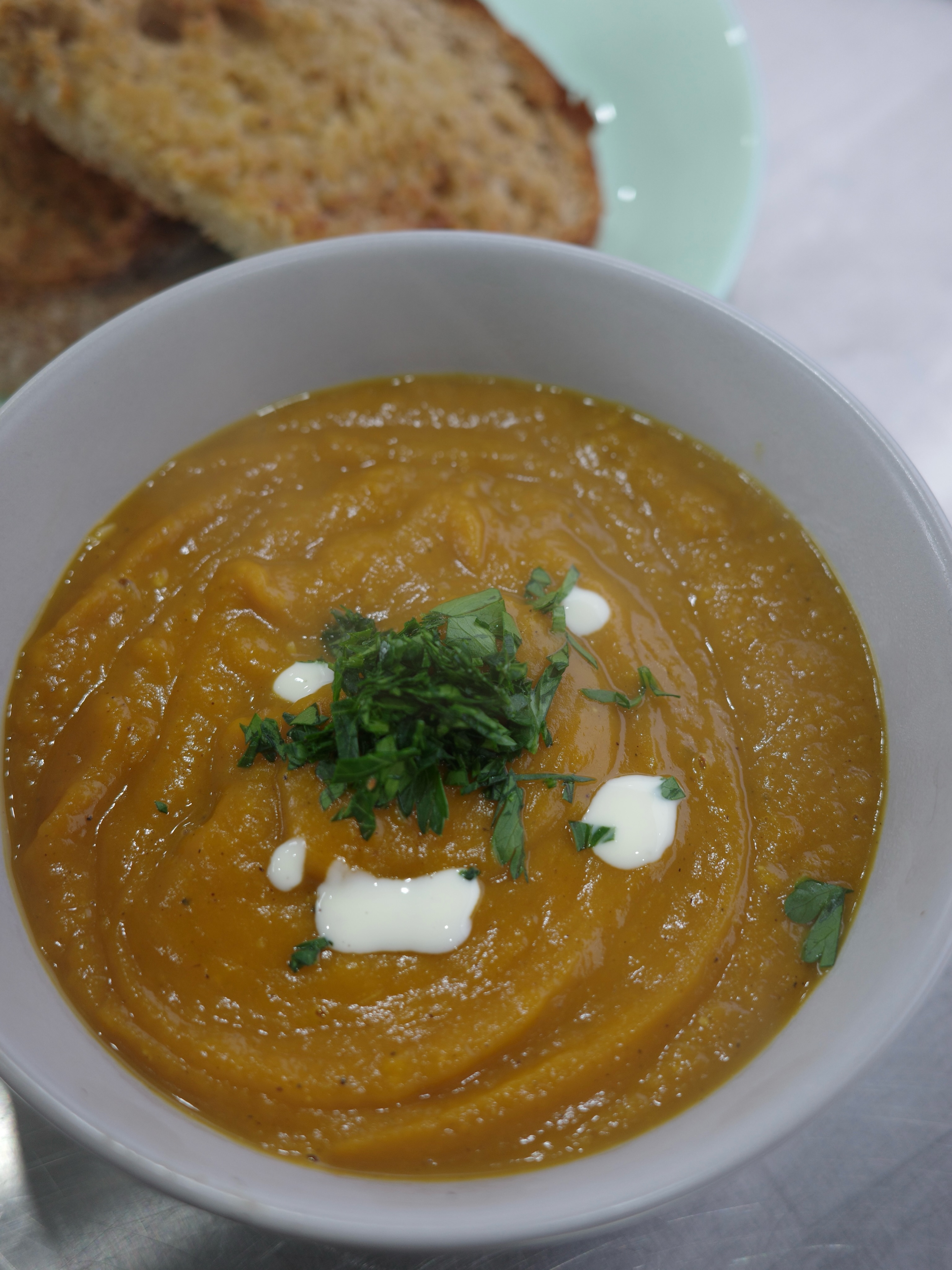 Roasted pumpkin, smoked garlic miso soup
I made heartwarming soup to fix a cold.
This soup is the best way to keep the fridge stocked.
I roasted a pumpkin with some Shiokoji in an air fryer at 200°C for about an hour. Then I separated the skin and seeds, and shallow-fried sliced onion, adding pumpkin, chicken stock, and some cream. Next, I added maple syrup and smoked garlic miso (not too much), blending it all with a hand blender for a smoother texture. Finally, I added some spice (I used haram masala).
#kaokaomiso