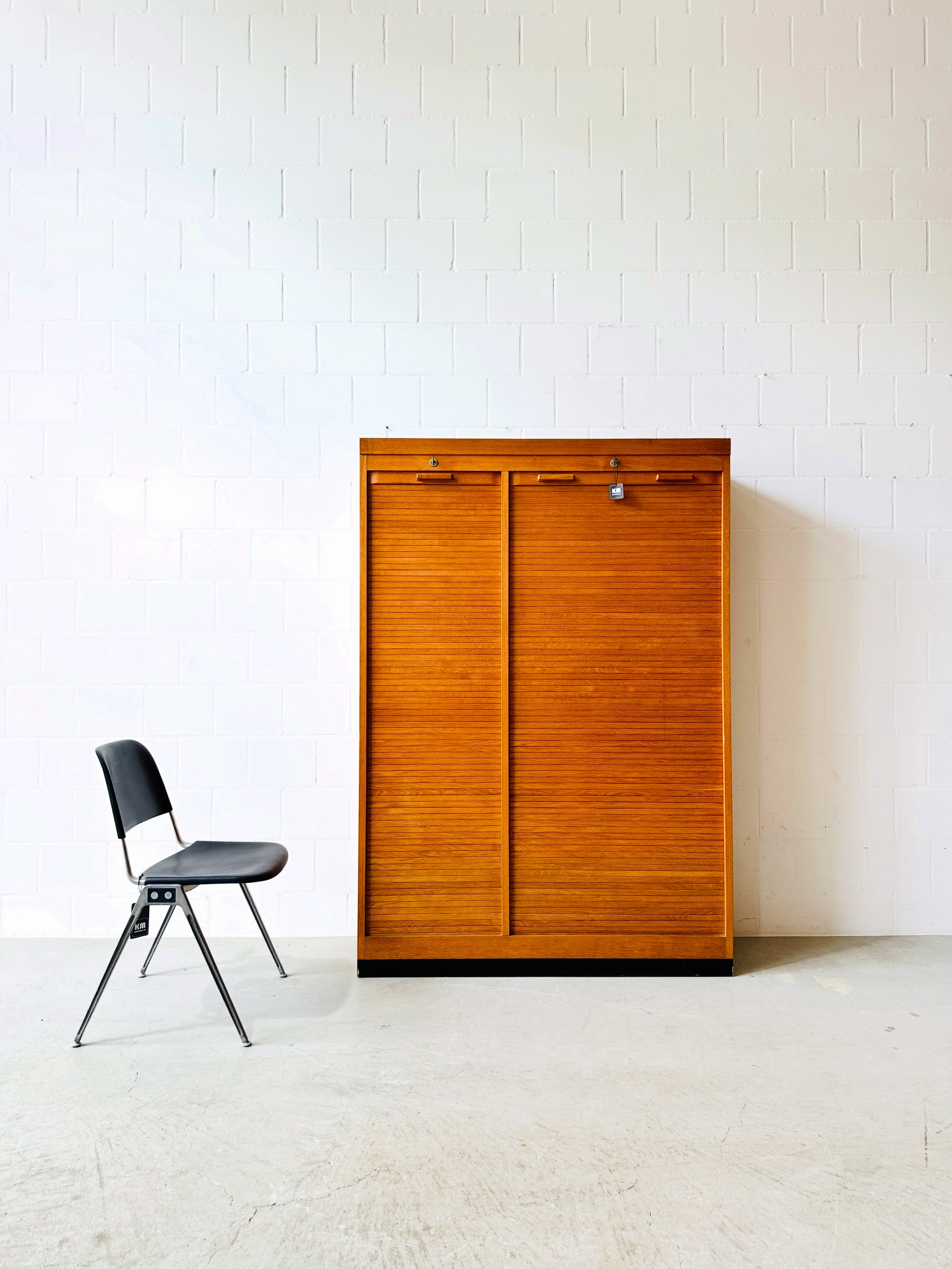 🟢 Vintage Rolladenschrank
600.-
Breite 125cm
Tiefe 40cm
Höhe 180cm
Lieferung nach Absprache schweizweit möglich.