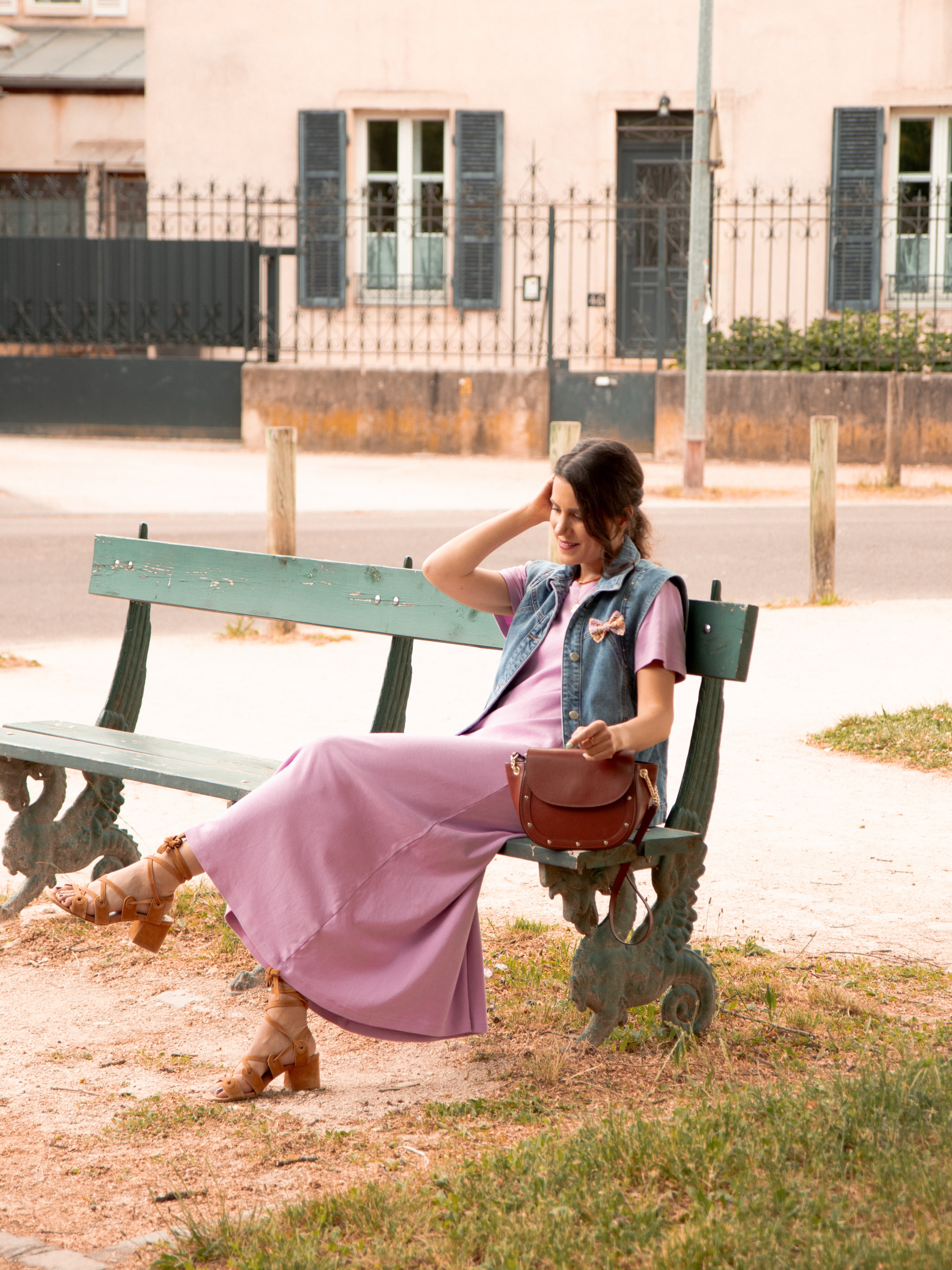 ☀️ Idée look avec une une robe longue en jersey ☀️
Tout est dans l’accessoire avec :
- Une veste sans manche en jean
- Un pin’s fleuri @gaellehayme
- Des bijoux accordés @a.v_gemjewelry
- Un sac à main cognac
- Des sandales camel
🎀 Le pin’s noeud est disponible sur gaellehayme.com ainsi que dans d’autres gammes comme le mini clipsable
Belle semaine à vous 🙌🏻
#summerlook #lookestival #fashioninstagram #modeféminine #bowstyle