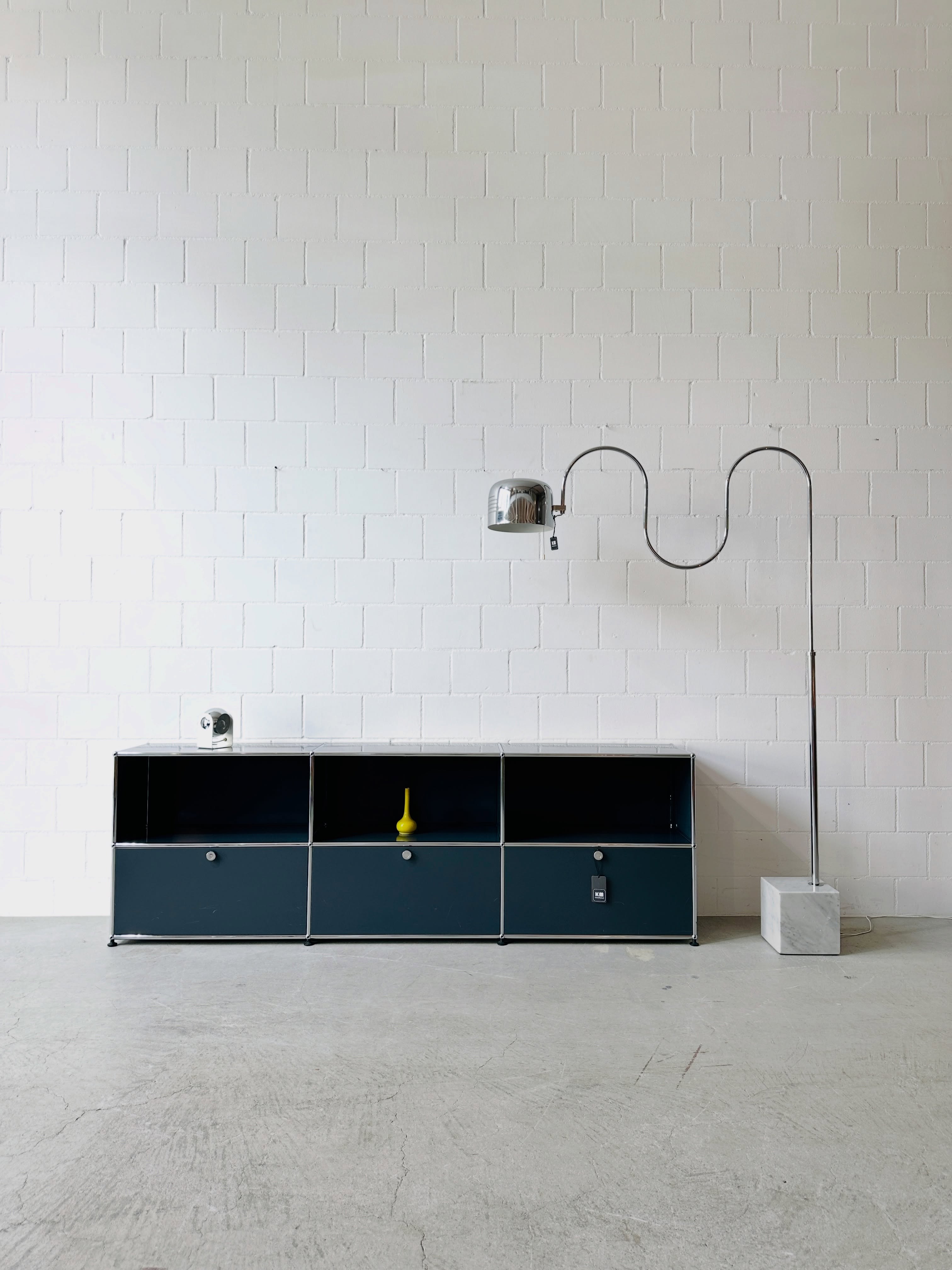 USM Haller Sideboard 3x2 anthrazit und Italienische Vintage Stehleuchte höhenverstellbar mit Marmor Sockel.
🟢USM 1850.-
Länge 227cm
Tiefe 37cm
Höhe 74cm
🟢 Stehleuchte 1100.-
Maximal Höhe 195cm
Lieferung nach Absprache möglich.