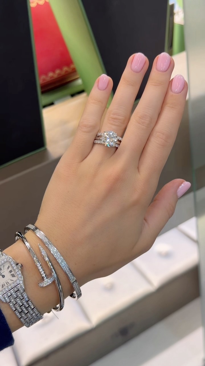 Started with a solitaire.. ended with a personality trait. 💅🏼 #stackingrings #verloven2026 #verlovingsring #antwerpdiamonds #ringgoals