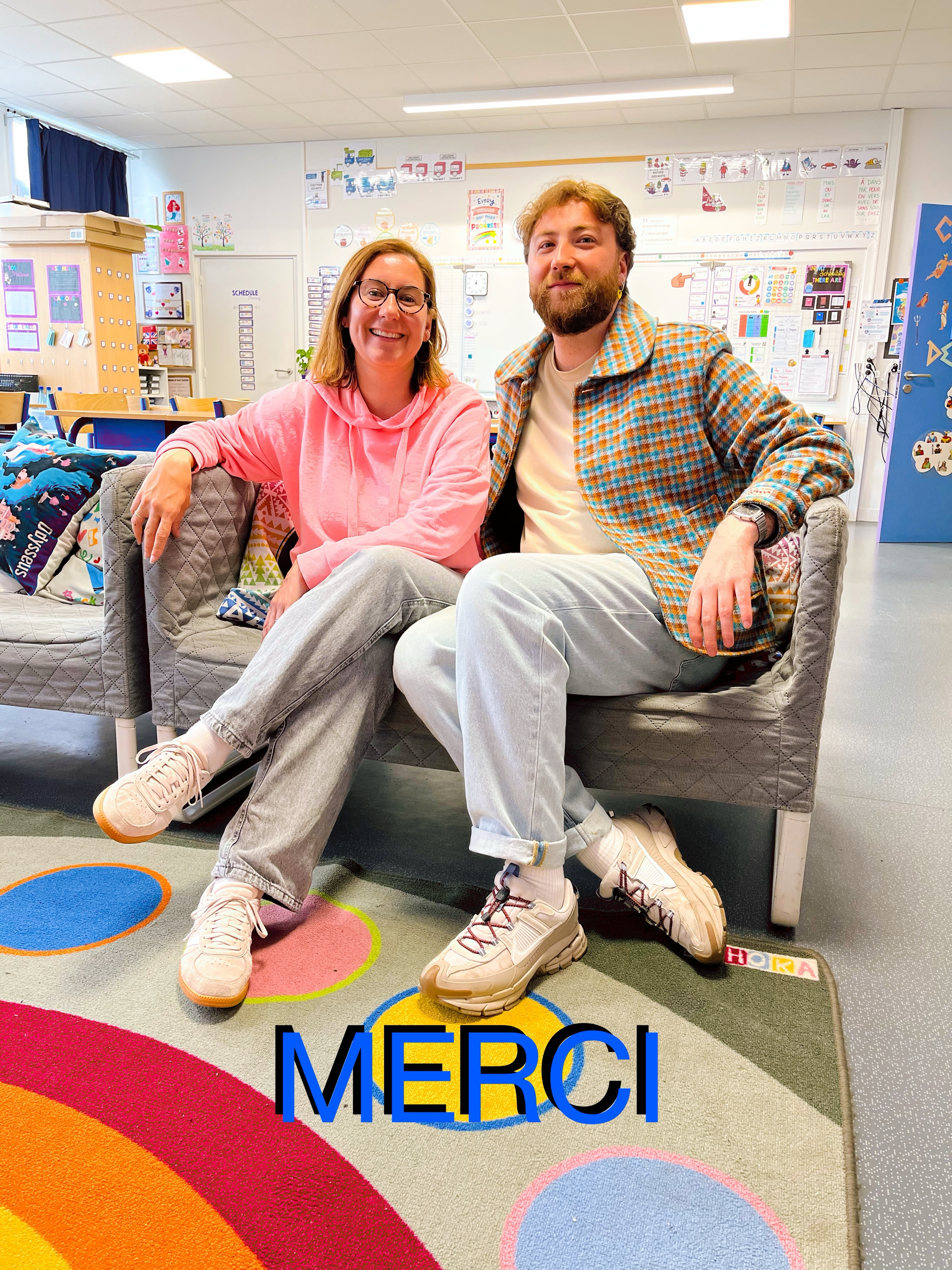 M•E•R•C•I
▶️ As-tu déjà rencontré quelqu’un que tu as l’impression de connaître depuis très longtemps alors que vous ne vous connaissez quasiment pas ?
Et bien moi oui !!
On dit souvent que les réseaux c’est un fléau mais ça peut également apporter de très belles rencontres et faire naître des amitiés !!
La preuve en est avec @tetaclasses qui est une personne tellement gentille et généreuse !! Je n’ai qu’une hâte : le revoir bientôt !!!
Je suis ravie de l’avoir accueilli dans ma ville et dans ma classe ! Mon rêve s’est réalisé quand il a lu un chapitre de la très catastrophique visite du zoo à mes élèves ce matin 🥰 !
Et si vous ne connaissez pas son compte je ne peux que vous conseiller d’aller y jeter un œil et vous reviendrez me remercier pour vous avoir fait découvrir une pépite.
J’ai encore plein de copains d’Insta avec qui j’aimerais passer plus de temps mais qui habitent si loin … 💔 ! J’espère qu’ils se reconnaîtront ❤️ !
Trop hâte de vous retrouver presque tous le 6/07 au KED.
Gros bisous à tous
Allez, plus que 3 semaines et 3 jours !!!
Maitresselili_lh ✨
#maitresselililh #maitresse #cycle3 #cm1 #cm2