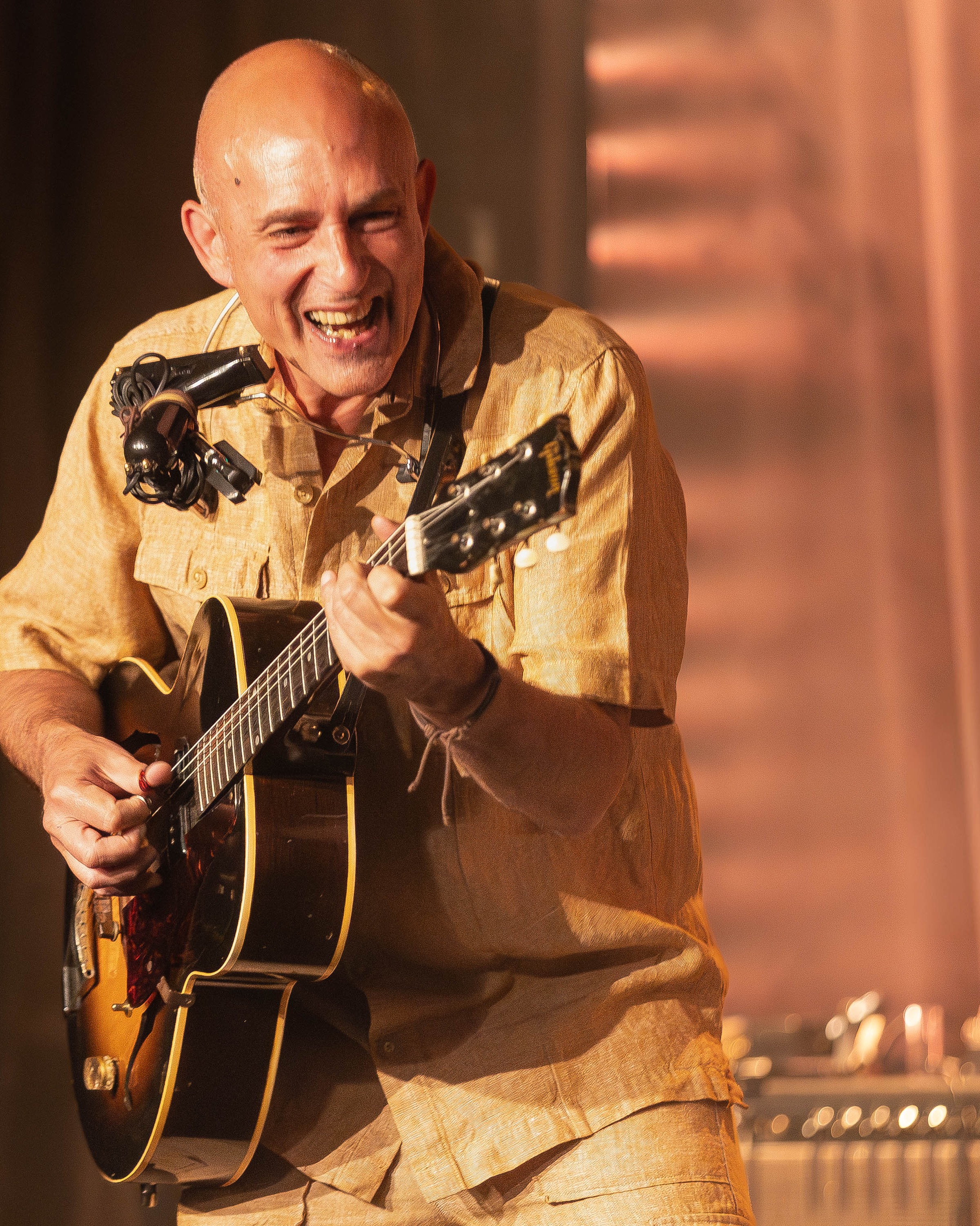 🎶 Retour en images sur le dernier concert de la saison 2025/2026 dans notre salle actuelle !
Quelle belle manière de clôturer cette saison riche en émotions, en musique avec le concert en trio de Nico Wayne Toussaint. Merci à tous les artistes, bénévoles et spectateurs qui ont fait vibrer ces murs une dernière fois. ❤️
Nous avons déjà hâte de vous retrouver à la rentrée dans notre nouvelle salle 😍
📅 Rendez-vous en octobre 2026 pour de nouveaux concerts, de nouvelles découvertes et toujours autant de partage !
@toussaintnicowayne
À très vite ! 🎵✨
