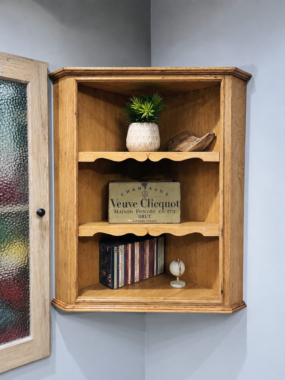 -SOLD-
Just what you need for that empty corner…this beautiful oak corner shelf with shaped edging. A lovely way to display your favourite pieces 🍀it comes with wall brackets for hanging.
The measurements are H80cm W73cm D40cm £95
A new week! I wonder what it will bring?
Happy Monday 😀
#cornershelf #oakshelves #cornerofmyhome #vintage