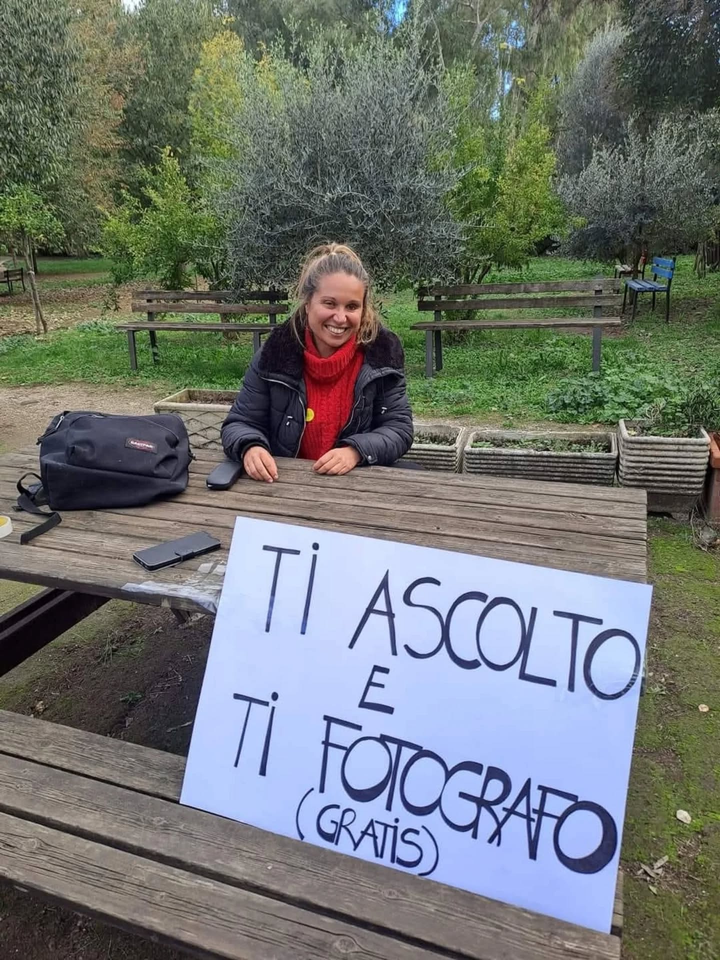 Buongiorno❤️
10 settembre 2023: quel giorno me lo ricordo come fosse davvero ieri.
Mi ricordo la paura di risultare ridicola, il timore che non partecipasse nessuno, il mio non sentirmi all'altezza.
Quel giorno iniziava invece una meravigliosa avventura: cominciavo il progetto "Ti ascolto e ti fotografo (gratis)" nella mia splendida e amatissima Roma.
Mai e poi mai avrei creduto che questa iniziativa mi avrebbe poi portato ad incontrare cosi tante persone in giro poi per la Sicilia.
Mondello
Palermo
Catania
Trapani
Palazzo Adriano
e poi
Firenze
Nei mercati storici, nelle piazze.
Tra la gente, per le strade.
Persone di ogni eta', di ogni provenienza, di ogni genere.
Ad ascoltare la bellezza unica di ogni storia, di ogni vita.
E poi a fotografarne i loro sguardi, cercandone, nel profondo, ogni loro verita'.
Chissa' quanti e quali altri luoghi meravigliosi mi fara' scoprire.
E quanta la bellezza dei cuori che ho incontrato nei partecipanti, nelle associazioni e nei giornalisti intervenuti...
Un immenso grazie a voi tutti, davvero.
Mai avrei creduto, mai avrei pensato che un cartello e una macchina fotografica riuscissero a fare cosi tanto.
Eppure...
La magia delle persone, dell'arte e dell'amore incondizionato, non ha limiti, quando si incontrano.
Ed ora, a distanza di quasi 3 anni sono tornata dove tutto e' cominciato: a Roma🙂
Ieri è stato meraviglioso!
Vi aspetto per la prossima data: 21 giugno!
Grazie con tutto il cuore, vi voglio bene.
Per favore non dimenticate mai che siete bellissimi, perche' siete veri, perche' siete unici.
Unica e' la vostra storia, ed unica la vostra bellezza (incluso ogni difetto che vi vedete addosso).
La vera bellezza, e' quella vera.