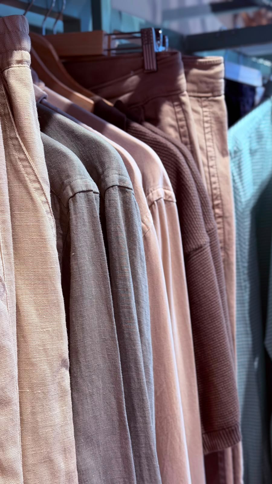 Un color para cada ocasión. 🦁
Nuestra camisa Slim Fit 100% lino llega en una variedad de tonos para acompañar tu estilo esta temporada. Ligera, fresca y elegante, cuenta con cuello cutaway, botones personalizados y el icónico león bordado en el pecho.
Elige tu color favorito y disfruta de la comodidad y sofisticación del lino en cada momento.
#Lion #Lino100 #ModaHombre #EstiloConPersonalidad #tiendamultimarca l