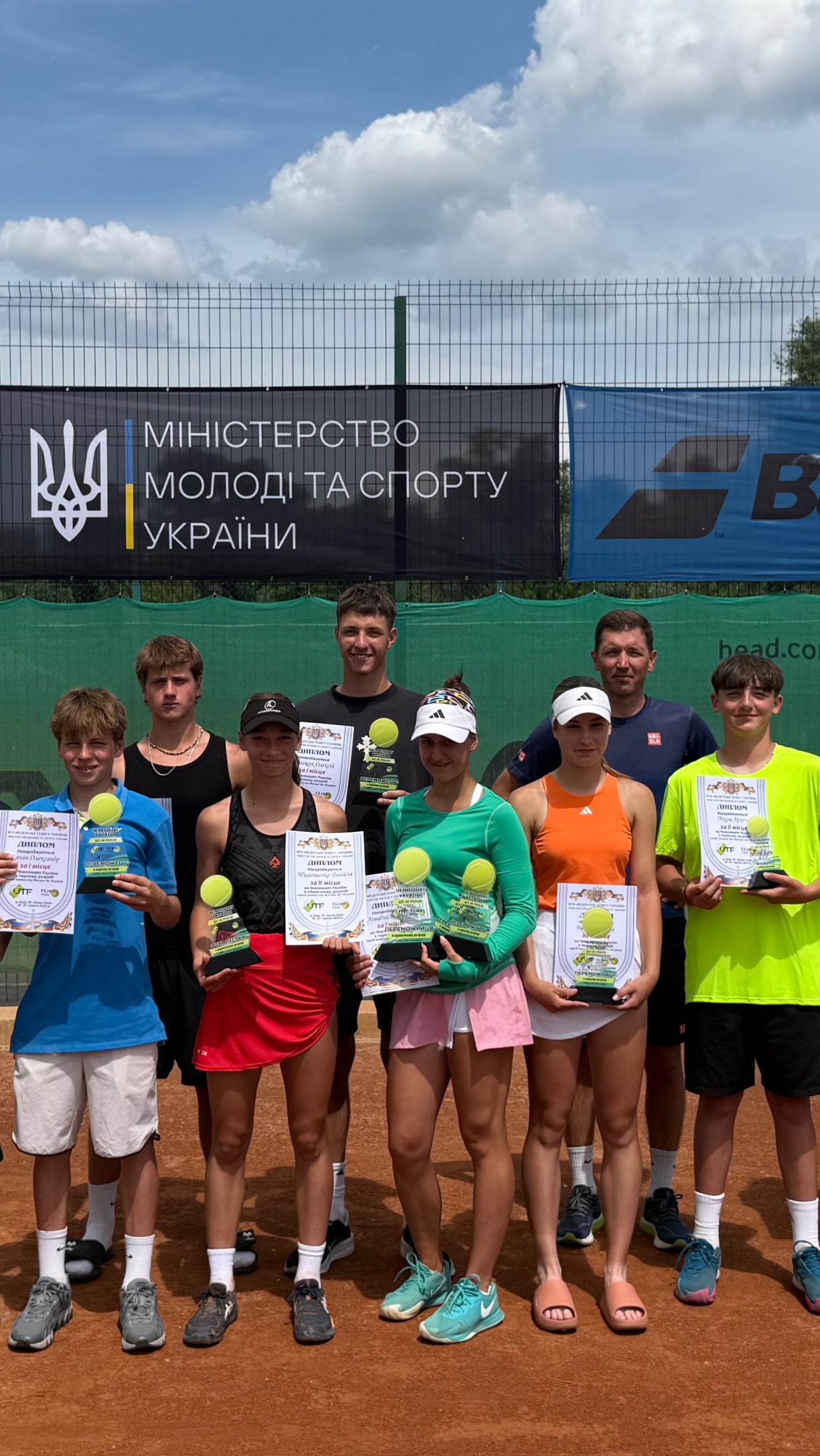 🏆 Ось і завершився Чемпіонат України до 16 років
Категорія А | відкритий ґрунт
На цьому відео — нагородження переможців та призерів турніру 🎾
Позаду кілька насичених днів напружених матчів, яскравих емоцій, боротьби за кожен м’яч та гідних спортивних перемог.
Дякуємо всім спортсменам, тренерам, батькам та організаторам за атмосферу справжнього тенісного свята. Вітаємо переможців та бажаємо нових досягнень на корті! 💚
Окрема подяка за довіру та вибір наших кортів для проведення турнірів всеукраїнського рівня. Для нас це велика честь і відповідальність бути частиною розвитку юних тенісистів України 🇺🇦🎾