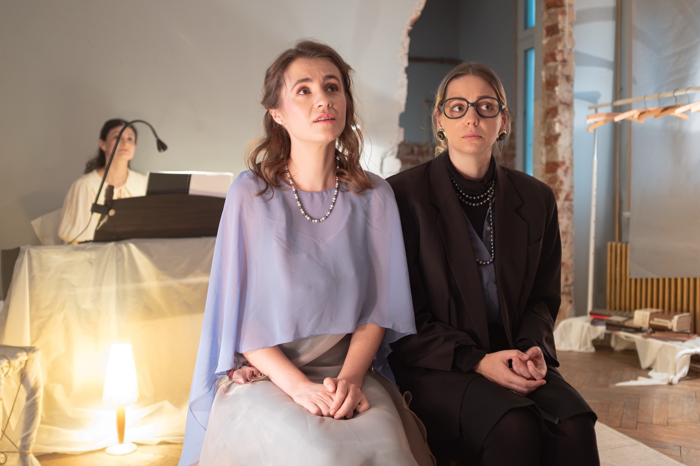 „Oamenii sunt singurătăți paralele.” — Jeni Acterian
Dar Jeni era și curioasă, și ironică, și teribilă.
O zi bună de certat cu mine aduce pe scenă frământările și bucuriile ei — text, muzică live la pian, două actrițe, o singură femeie imposibil de redus la una singură.
📍 14 iunie · 19:00 · Strada Parfumului 19, București
Bilete: asociatiahearth.ro