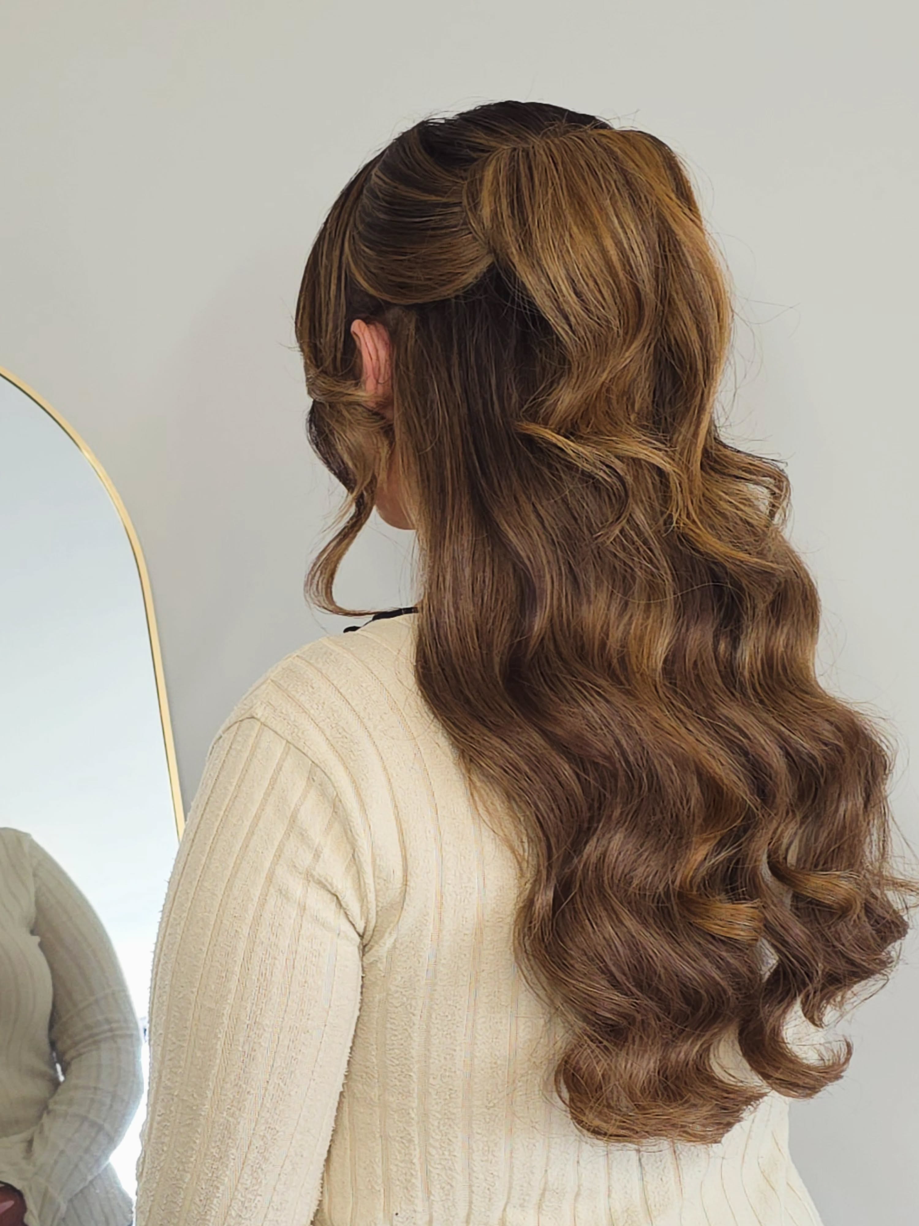 This style is clearly here to stay 🤝🎀🫶
A soft, flipped half up 🌸
.
Arrgh I had an amazing time getting the absolute boss babe @jessicas_alb_x wedding ready 💃🏽💍
Chats, laughs, business ideas flowing & of course pretty hair. What a better way to spend a Sunday morning ✨️ you are ammmaze Jess x x
Gorgeous colour as always by @biancacelestehair
.
#halfup #halfupinspo #weddinghair #hair