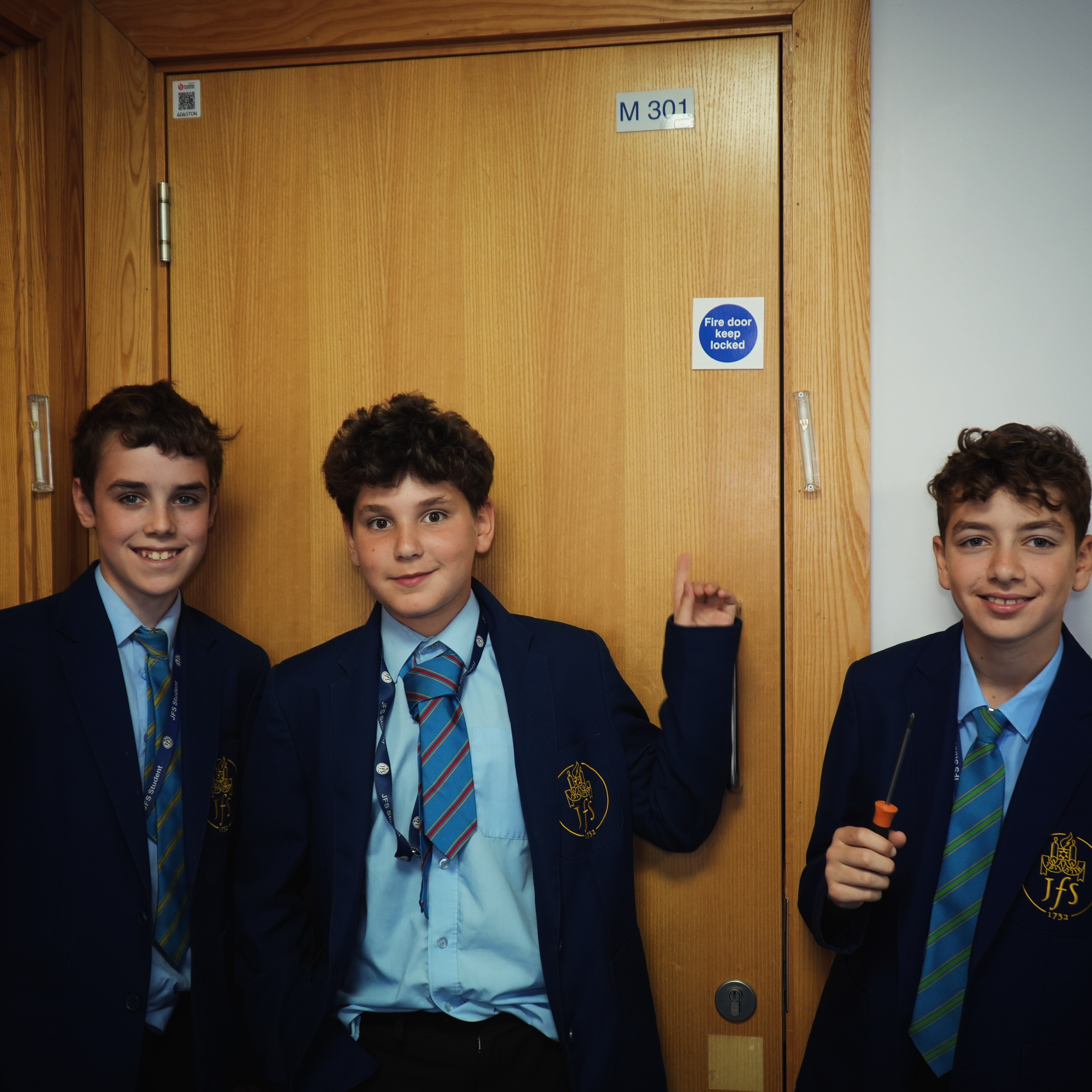 Following some repairs and renovations, JFS students assisted Mr Cohen and Rabbi Sam to return a number of Mezuzot to doors where they had been temporarily removed. Students learned the relevant halachot and put in the elbow grease required to put them back up! It wasn’t always the easiest of tasks but “according to the effort is the reward!” (Pirkei Avot)