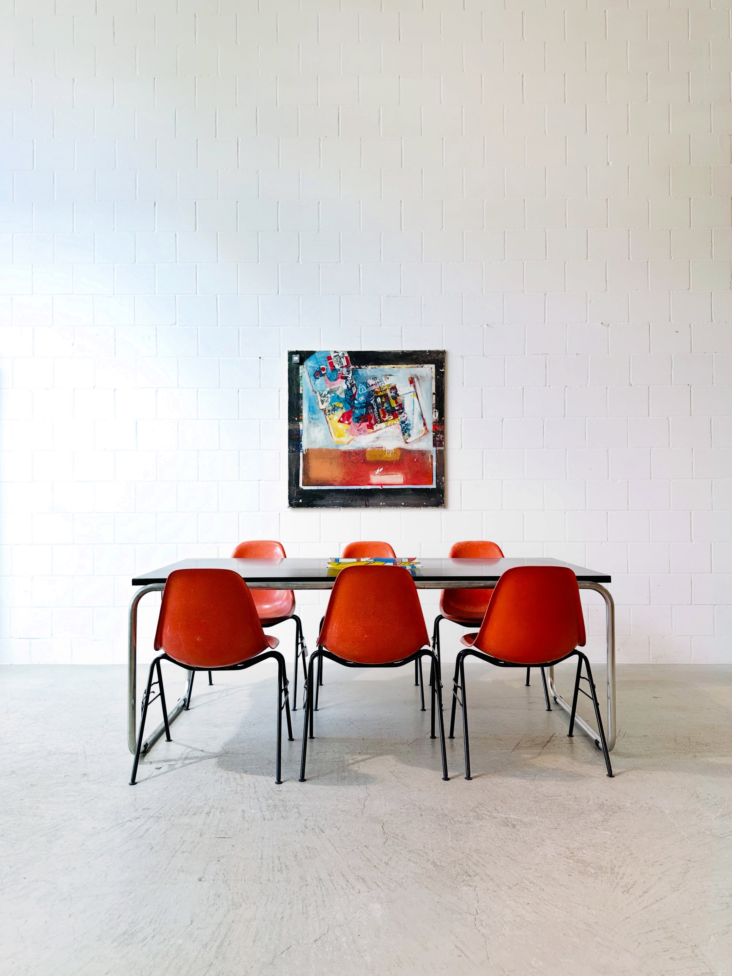 Bauhaus Esstisch mit Feuerverzinktem Stahlrohr, diverse Gebrauchsspuren auf dem Tischblatt, Eames Sidechair Fieberglas
🔴verkauft Esstisch
L 192cm
B 92cm
H 73cm
🟢Eames Sidechair 250.-/ Stk.
Lieferung nach Absprache schweizweit möglich