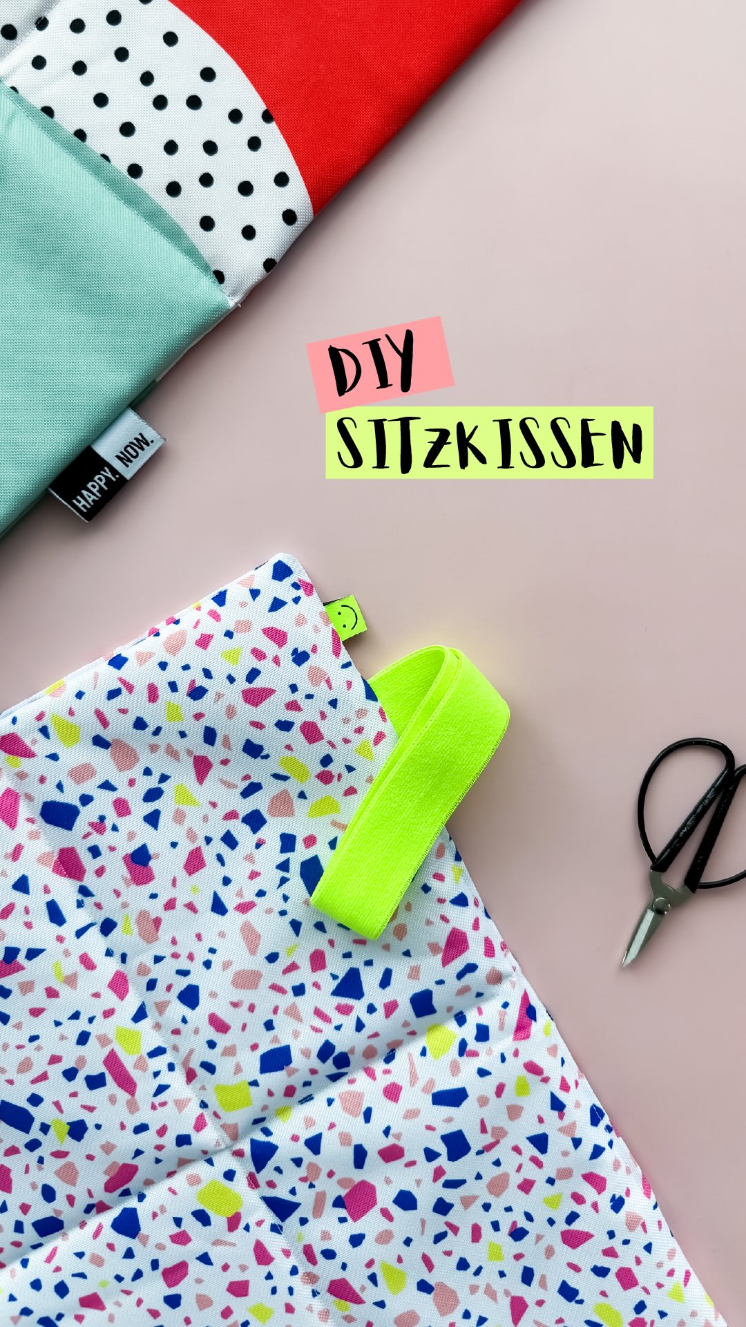 Werbung | DIY Sitzunterlage 🩵
Leute, dass ist mein erstes Näh-Video 🥹👉👈
Hab bei @frau_tulpe_stoffe ne tolle Anleitung für Sitzkissen gesehen und das wollte ich unbedingt auch mal ausprobieren 😍
Dafür habe ich einen meiner neuen wasserabweisenden Terrazzo Outdoorstoffe verwendet. Erhältlich in 5 verschiedenen Varianten bei @allesfuerselbermacher
Das Sitzkissen habe ich mit einer Schaumstoffeinlage gefüllt. Das gibt’s in unterschiedlichen Stärken und ihr könnt selbst entscheiden wie dick das Kissen am Ende werden soll.
Perfekt für unterwegs! Es lässt sich platzsparend zusammenfalten und ist super leicht :)
💌 Kommentiert mit „DIY“ und ich schicke euch die Materialliste direkt ins Postfach.
#diy #nähen #sew #stoffe #nähenmachtsüchtig