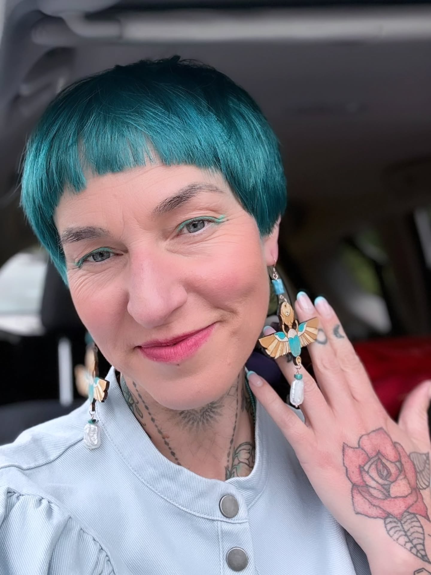 The gorgeous @shasha_crow in her scarab statement drop earrings with the most pleasing colour co-ordination for the eyeballs 🩵.
🔮✨️ She's back in the studio reading tarot on Sunday for @thefoldbransford Artisan Market - dm her for bookings beforehand or chance it with a walkin!
Now, should I make more of this style? They are bold and beautiful, would you wear them? Let me know below 👇🏼
#supportsmall #HandmadeJewelleryUK #localbusiness #Worcestershire