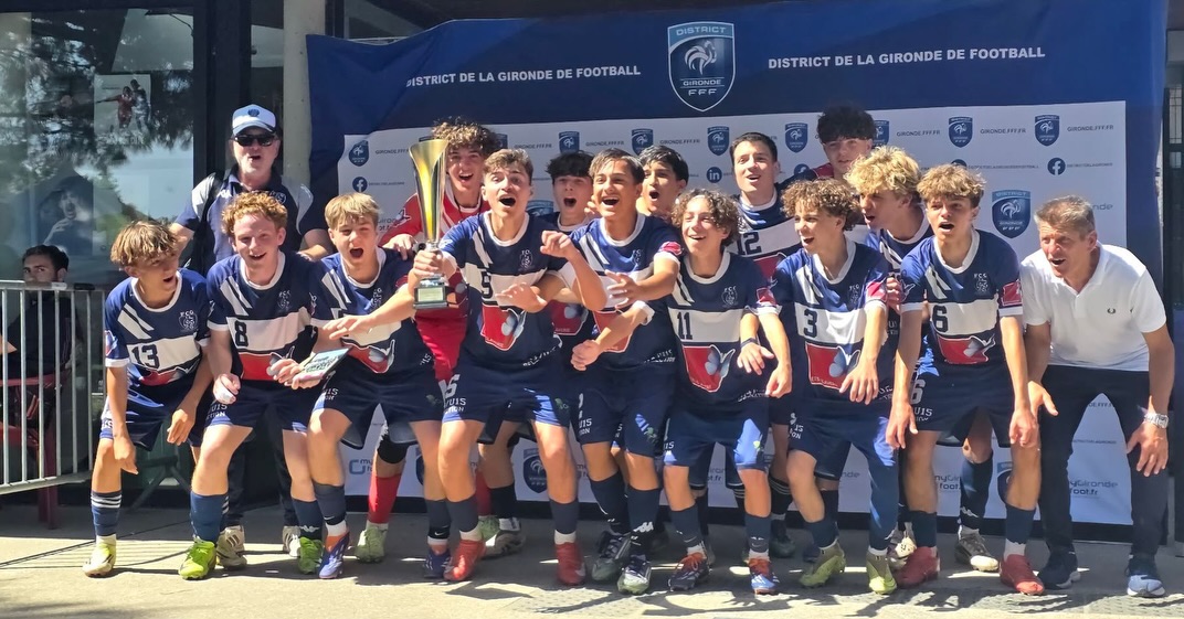 🏆 Un week-end exceptionnel pour nos U15 Sélections 🏆
Ce samedi à Pessac, nos U15 ont d’abord disputé la finale de futsal de Gironde face à Rive Droite. Au terme d’un match intense, ils sont allés chercher la victoire aux tirs au but et décrochent ainsi le titre de champions de Gironde de futsal.
Mais le week-end ne s’arrêtait pas là.
Ce dimanche à Mérignac Arlac, ils retrouvaient le terrain pour une autre finale : celle du championnat du district, opposant les premiers de la poule B (nos U15 Sélections) aux premiers de la poule A, Codéran AGJI 1.
Dans une rencontre disputée jusqu’au bout, nos jeunes s’imposent 3-2 et deviennent ainsi champions du district de la Gironde, confirmant leur place de leaders et leur accession en R2 la saison prochaine.
Au-delà des résultats, c’est surtout une belle continuité qui s’exprime ici : celle d’un travail construit dans la durée.
Ces réussites ne sont pas le fruit d’un seul groupe ou d’un seul week-end. Elles sont l’aboutissement de plusieurs années de formation, d’apprentissage et d’exigence, portées par l’ensemble de l’école de foot et des éducateurs du club. Une dynamique collective, patiente, cohérente, qui permet aujourd’hui à ces joueurs d’arriver à maturité dans leur catégorie.
Félicitations au groupe pour son investissement et son état d’esprit, et merci aux parents et à l’ensemble du club qui, saison après saison, contribue à construire ces parcours.
Merci également au staff des U15 Sélections : Yannick L’Église, Christophe Audureau, Olivier Bernadet et Michel Labesque pour leur engagement auprès des joueurs.
Une belle illustration de ce que peut produire un club quand on avance ensemble. 🤍💙
Photo de : Loïc Cassagnaud et Thierry Poquerus